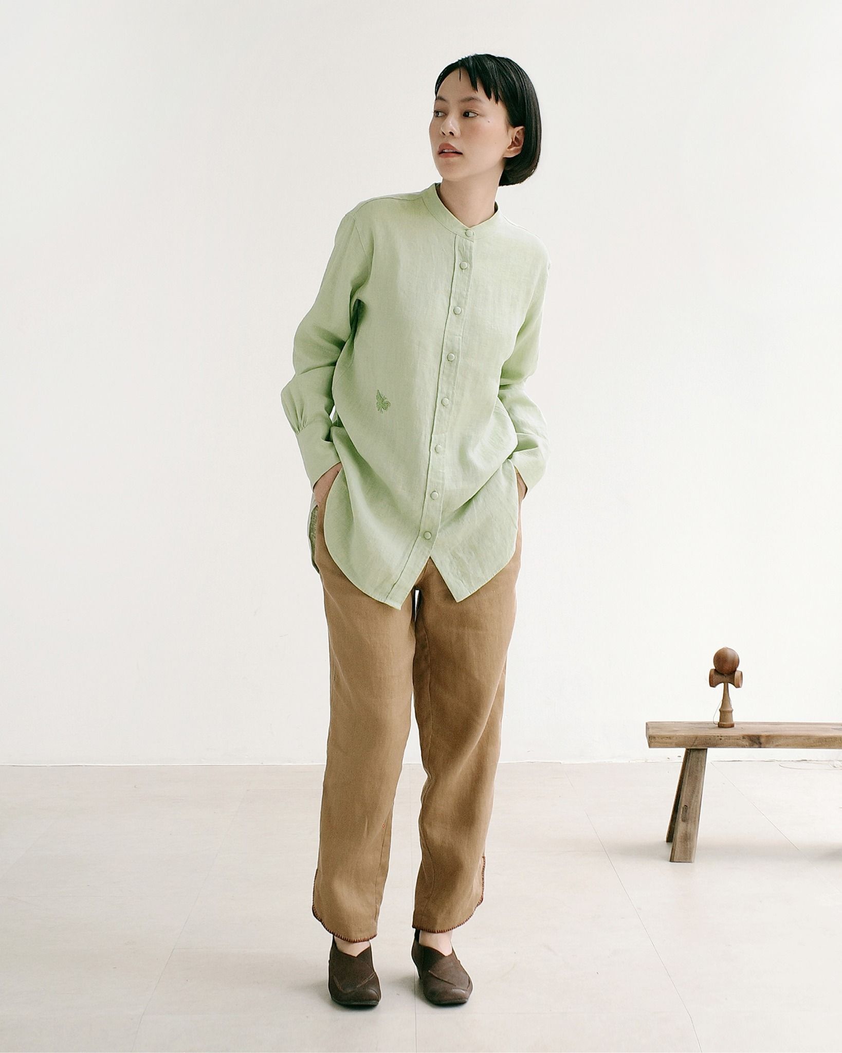 sơ mi côn trùng linen dài tay cổ trụ - chính diện mặt trước