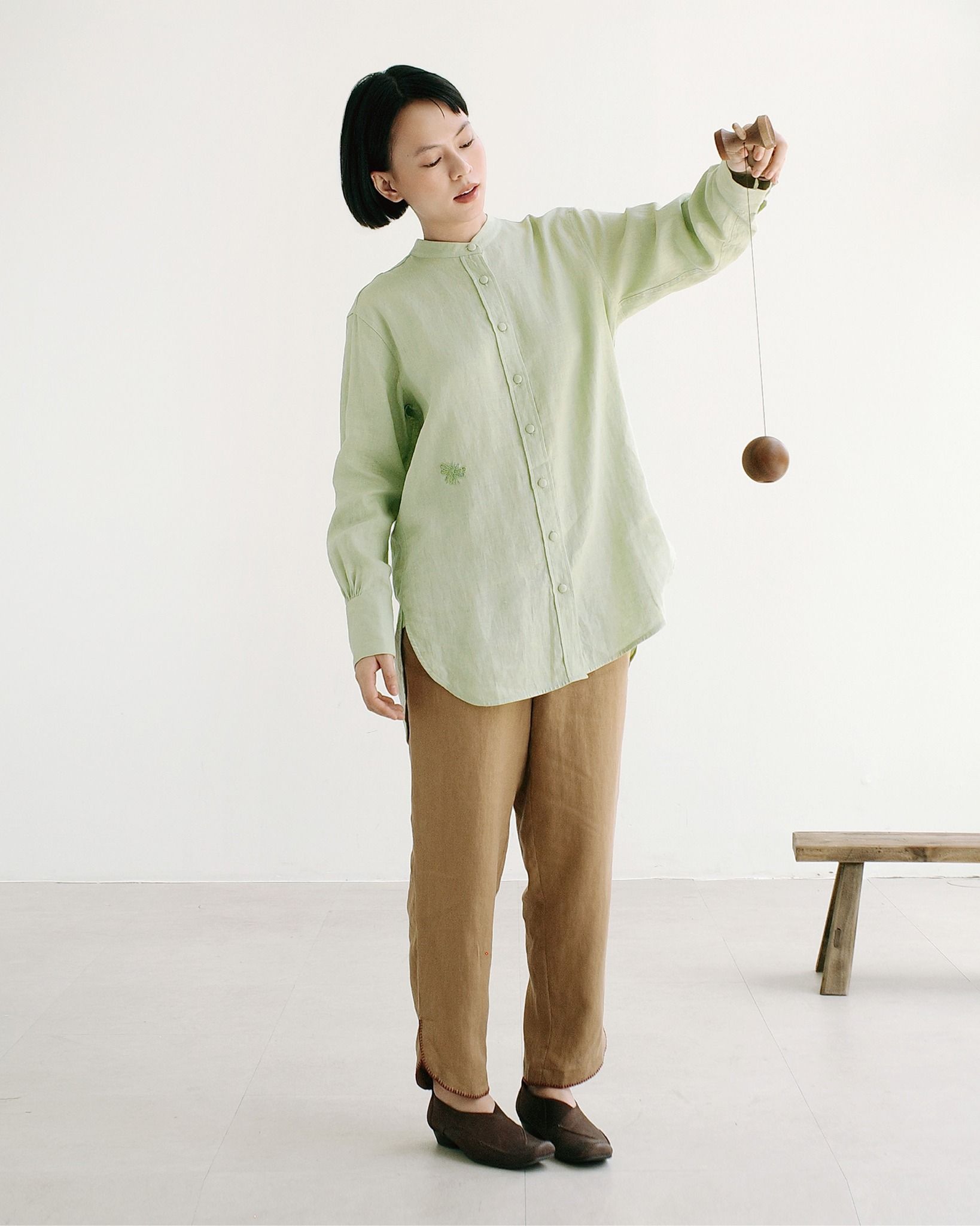 sơ mi côn trùng linen dài tay cổ trụ - chính diện mặt trước