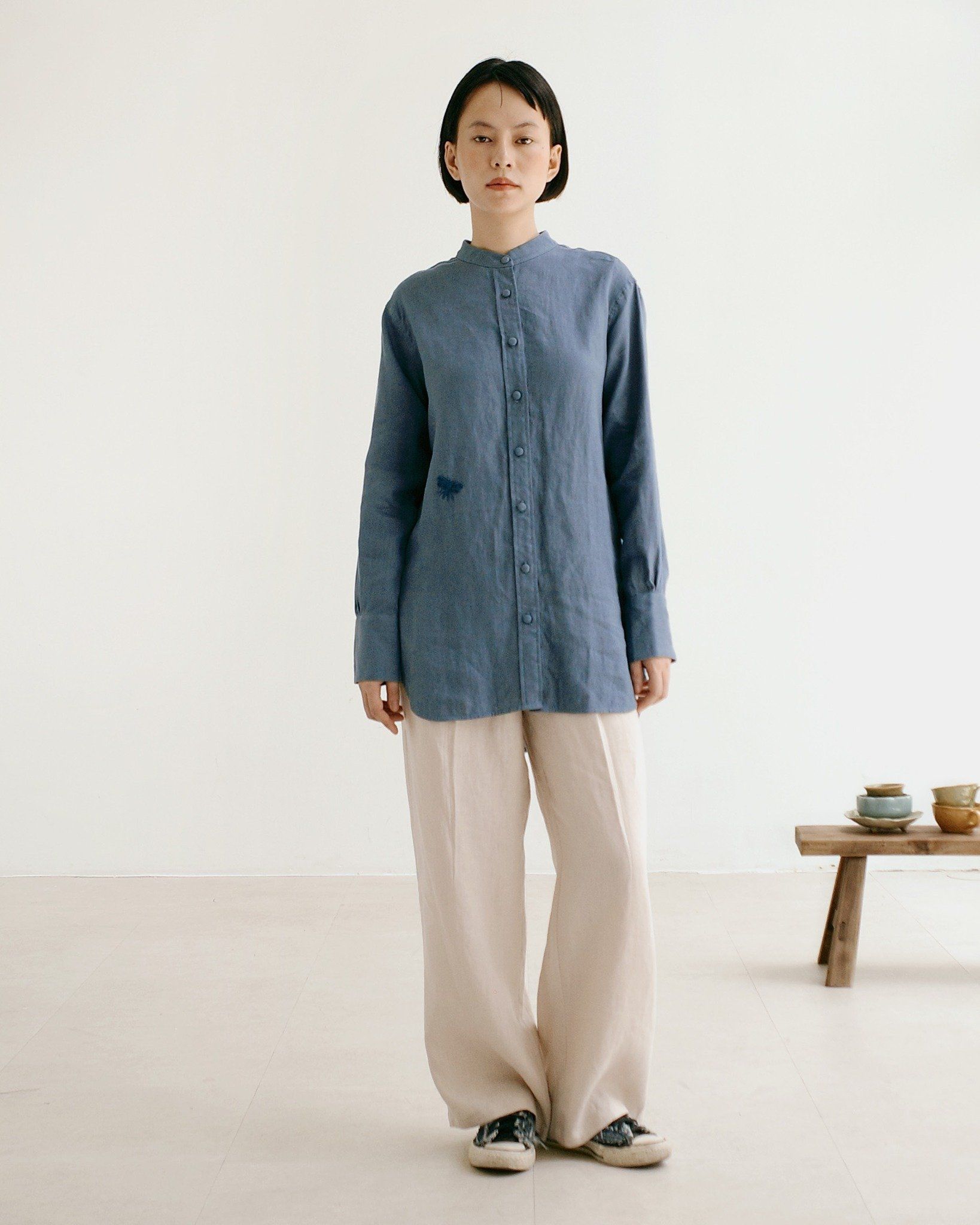 sơ mi côn trùng linen dài tay cổ trụ - chính diện mặt trước