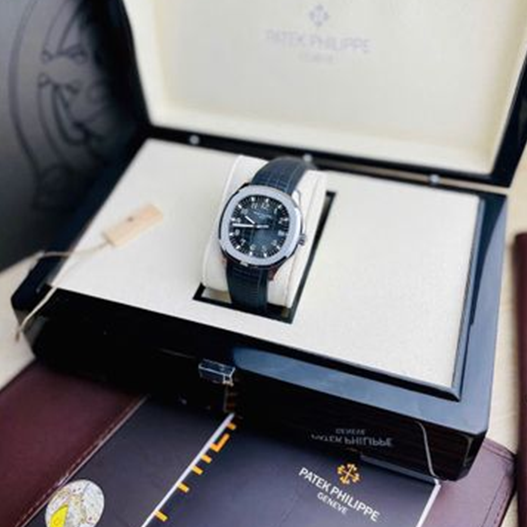 Patek Philippe Aquanaut 5167A-001 Rep 1:1 Chế Tác Vỏ Bạc Mặt Đen Dây Cao Su