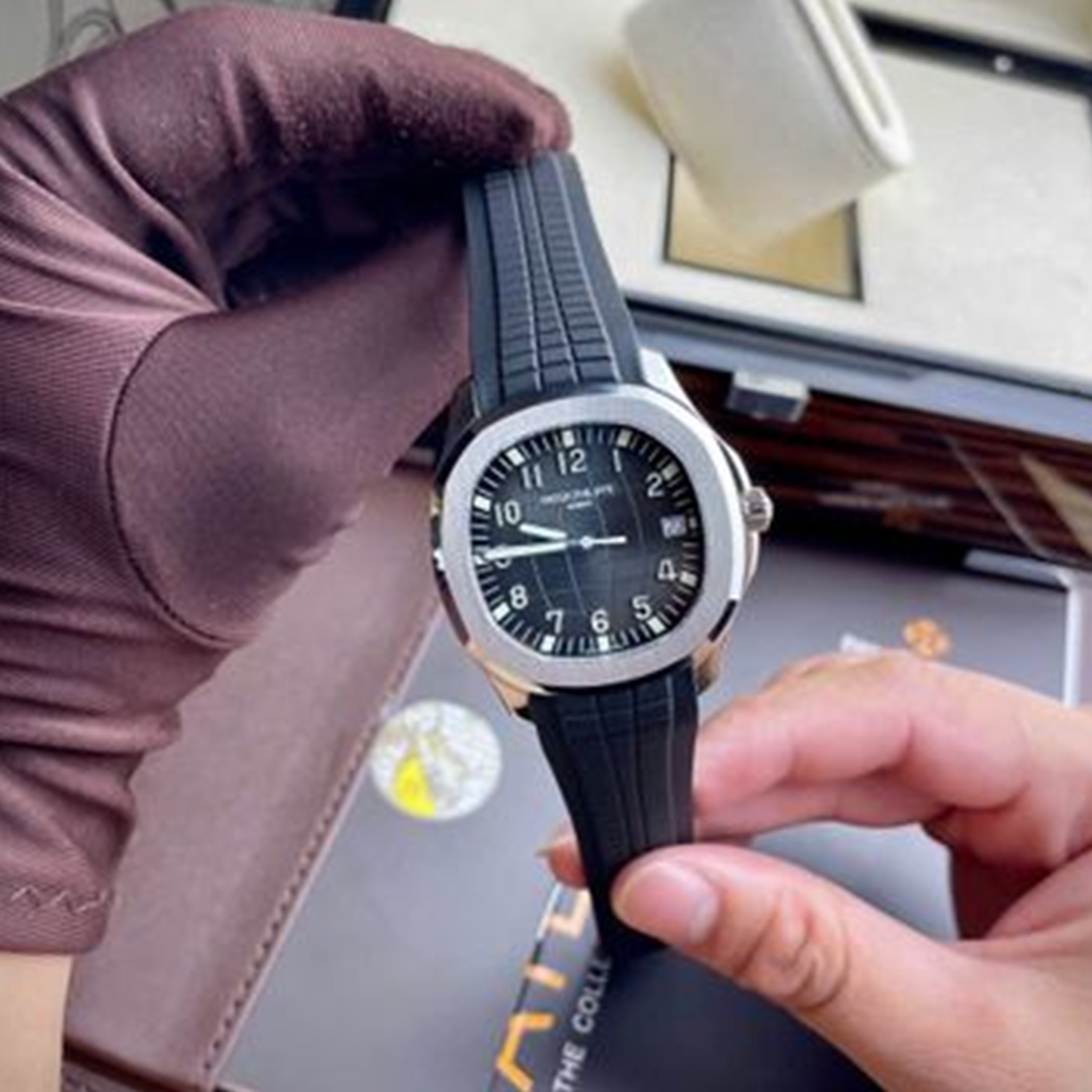 Patek Philippe Aquanaut 5167A-001 Rep 1:1 Chế Tác Vỏ Bạc Mặt Đen Dây Cao Su