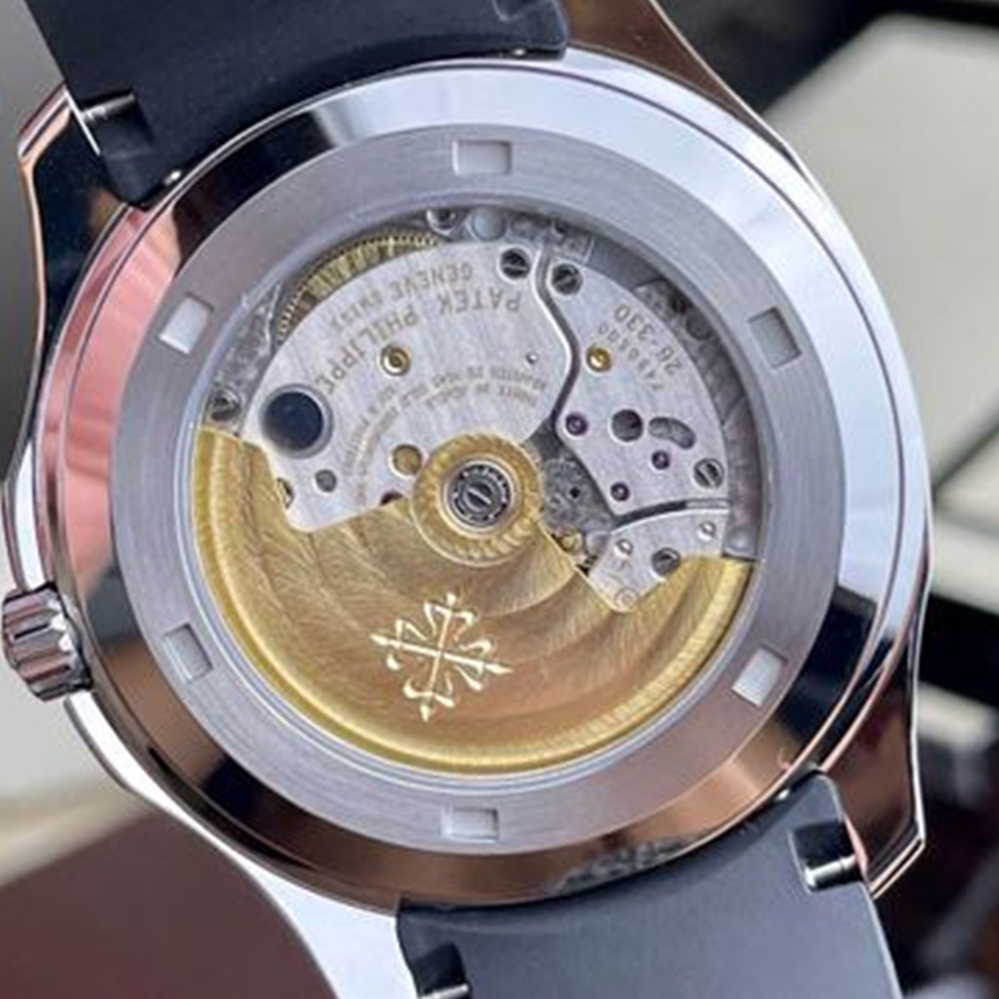 Patek Philippe Aquanaut 5167A-001 Rep 1:1 Chế Tác Vỏ Bạc Mặt Đen Dây Cao Su