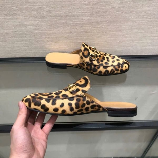 Slippers, mule Gucci Princetown họa tiết da báo