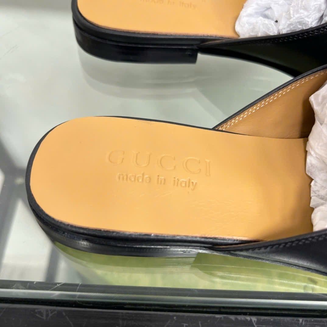 Slippers, Sục da thêu hình sói hiệu Gucci Princetown