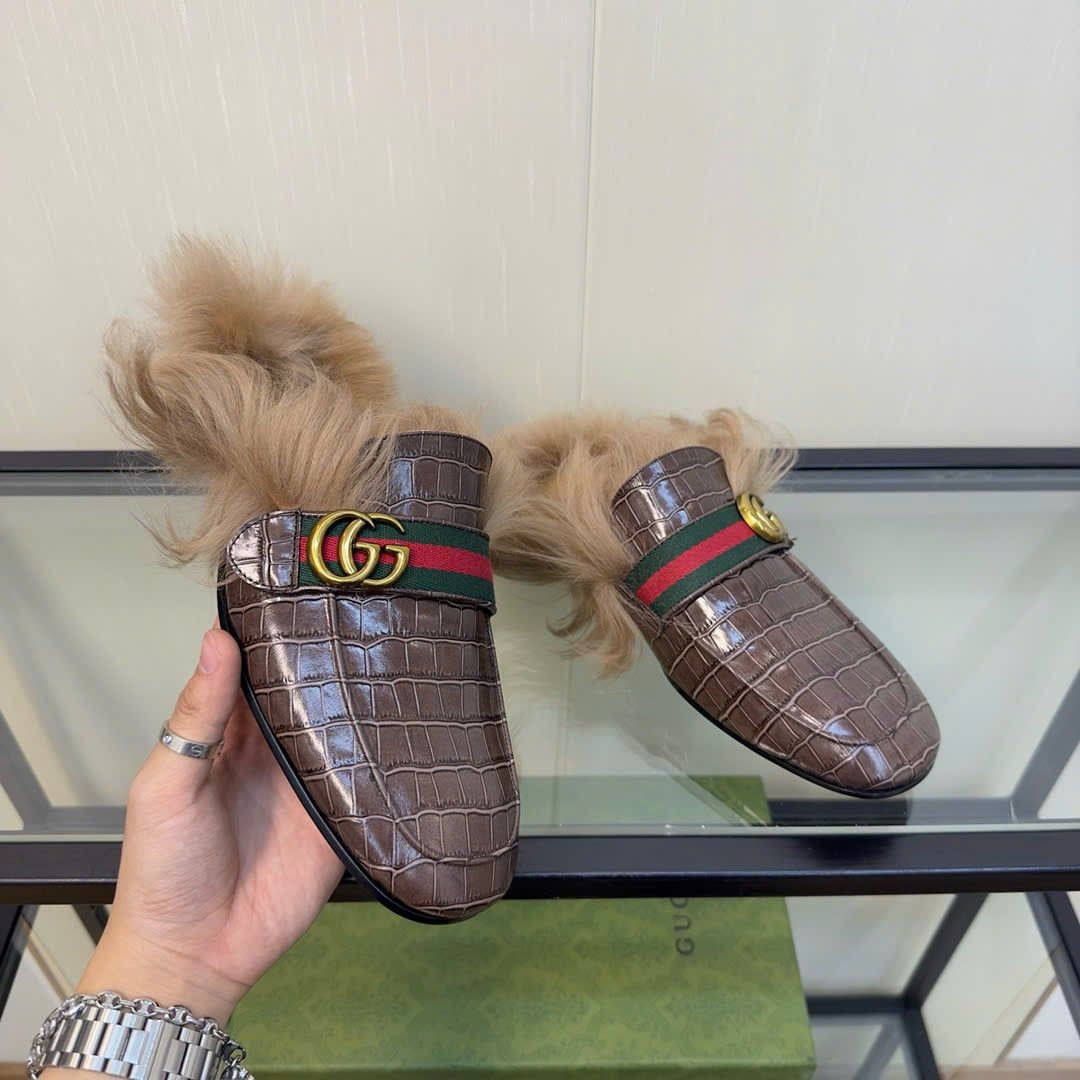 Slippers, Sục da cá sấu Gucci Princetown với logo Double G và lông thú