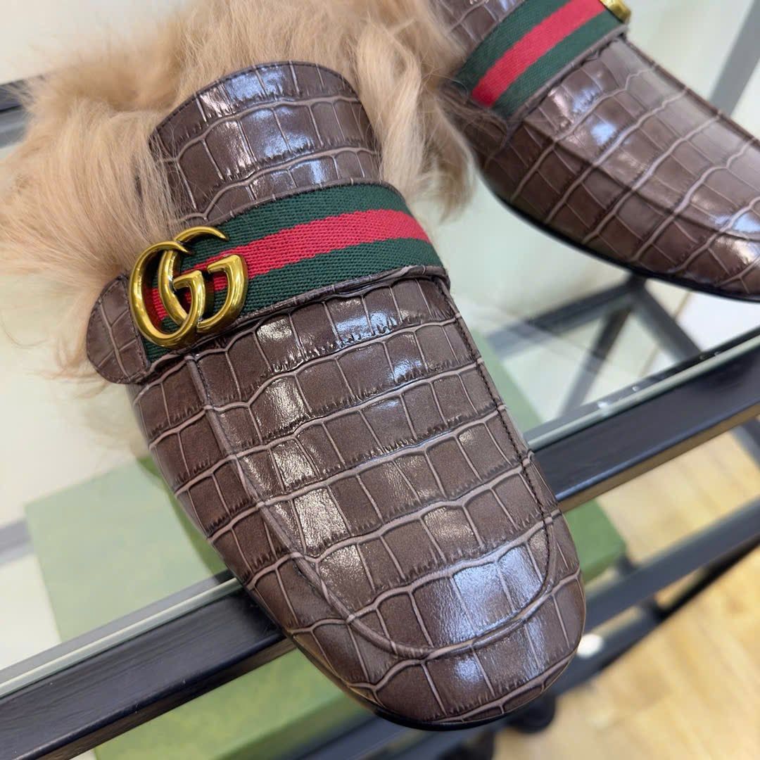 Slippers, Sục da cá sấu Gucci Princetown với logo Double G và lông thú