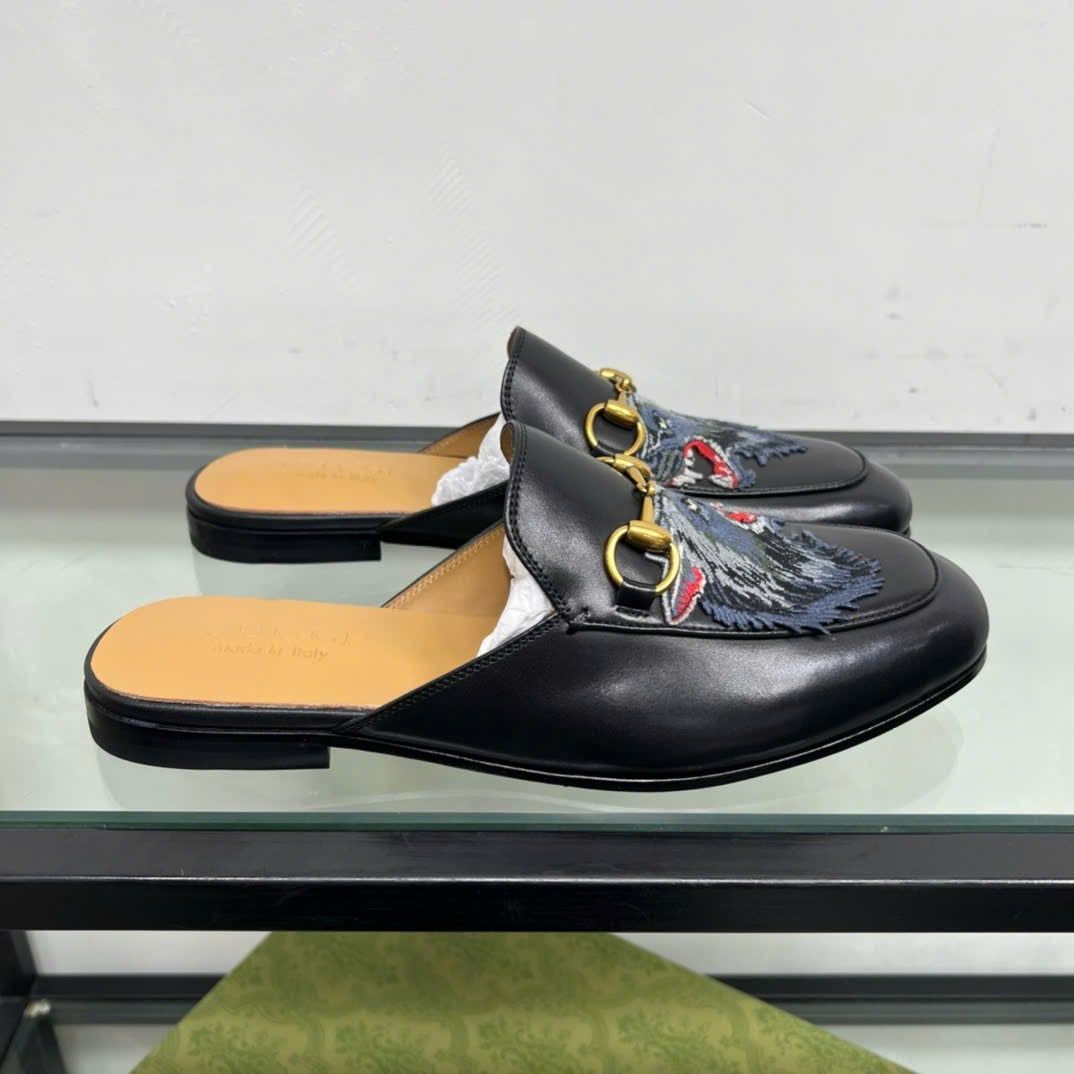 Slippers, Sục da thêu hình sói hiệu Gucci Princetown