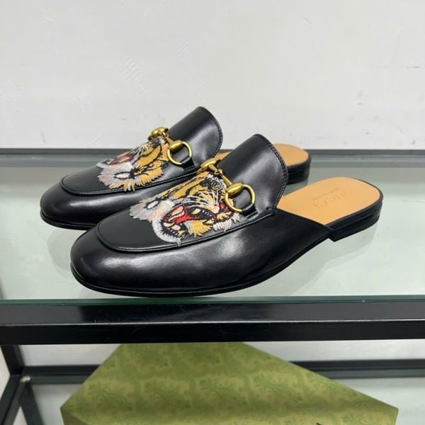 Slippers, Sục da thêu hình hổ hiệu Gucci Princetown