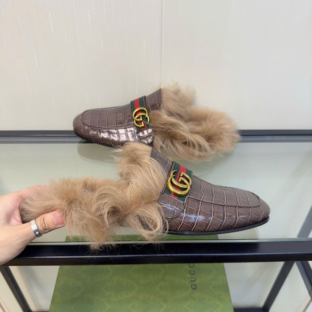 Slippers, Sục da cá sấu Gucci Princetown với logo Double G và lông thú