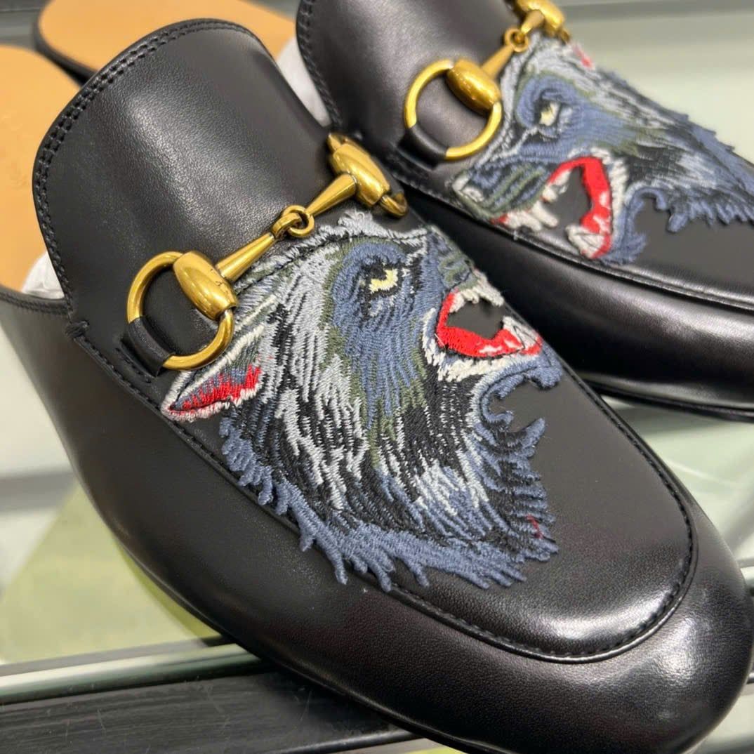Slippers, Sục da thêu hình sói hiệu Gucci Princetown