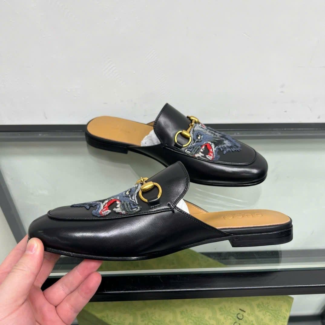 Slippers, Sục da thêu hình sói hiệu Gucci Princetown