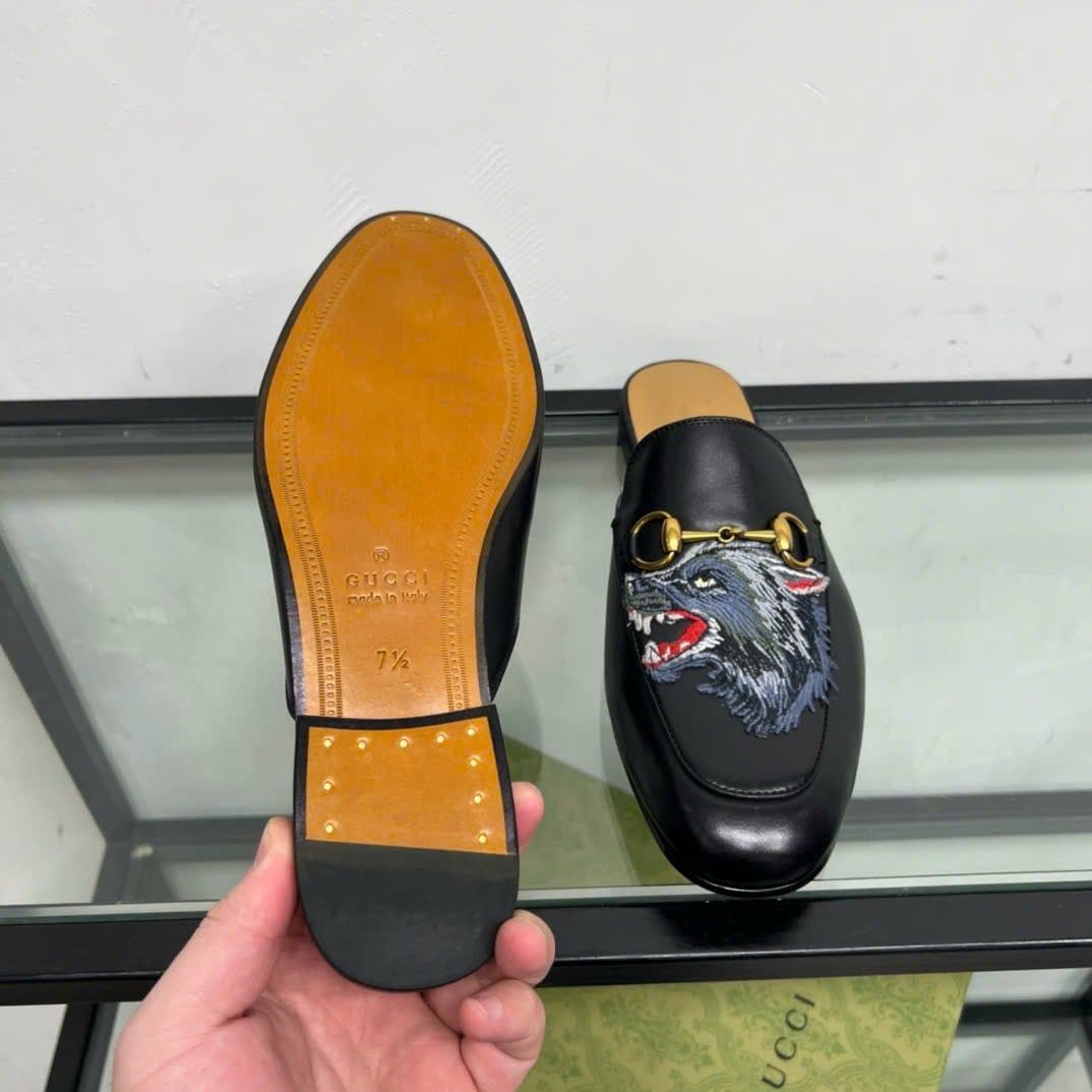 Slippers, Sục da thêu hình sói hiệu Gucci Princetown
