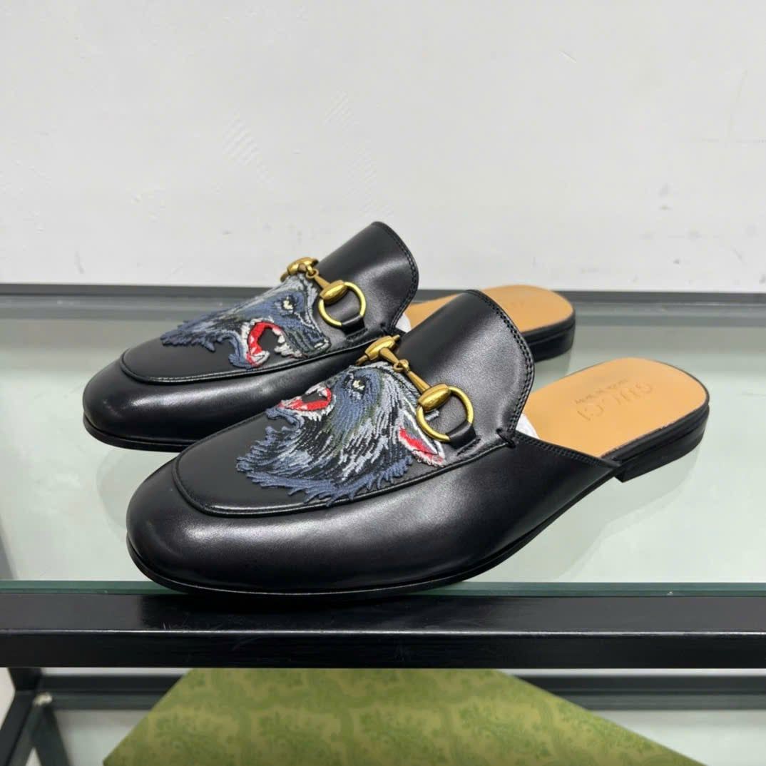 Slippers, Sục da thêu hình sói hiệu Gucci Princetown