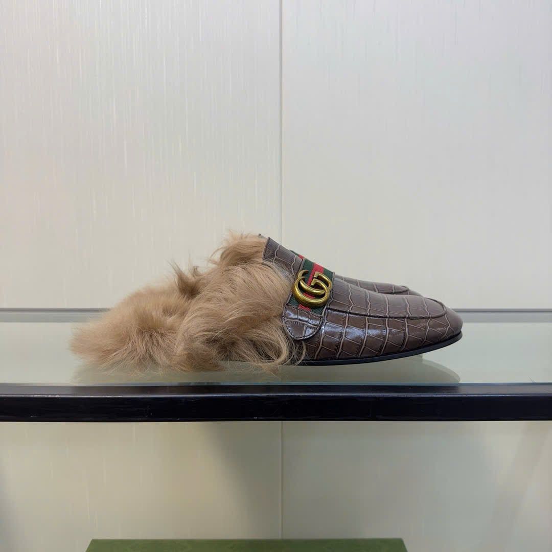 Slippers, Sục da cá sấu Gucci Princetown với logo Double G và lông thú