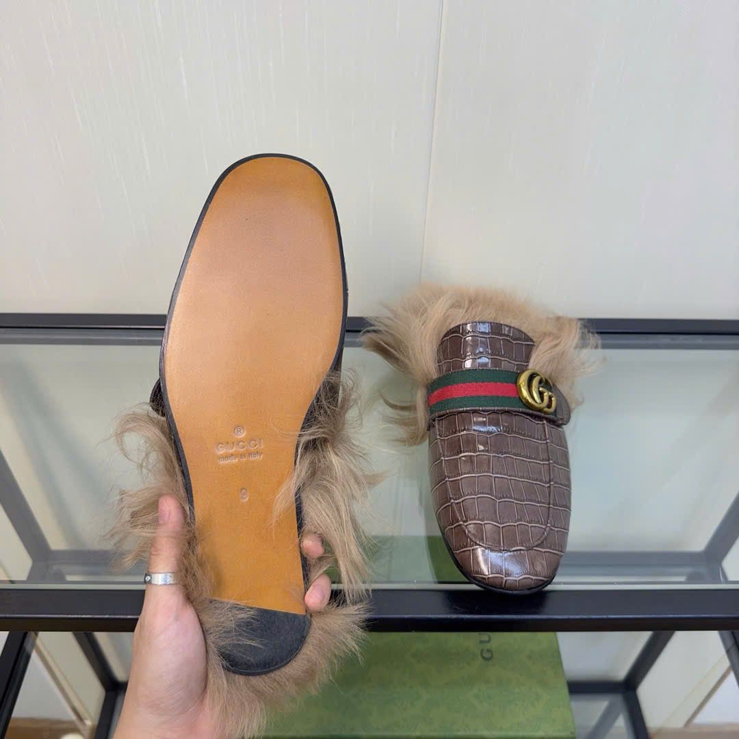 Slippers, Sục da cá sấu Gucci Princetown với logo Double G và lông thú