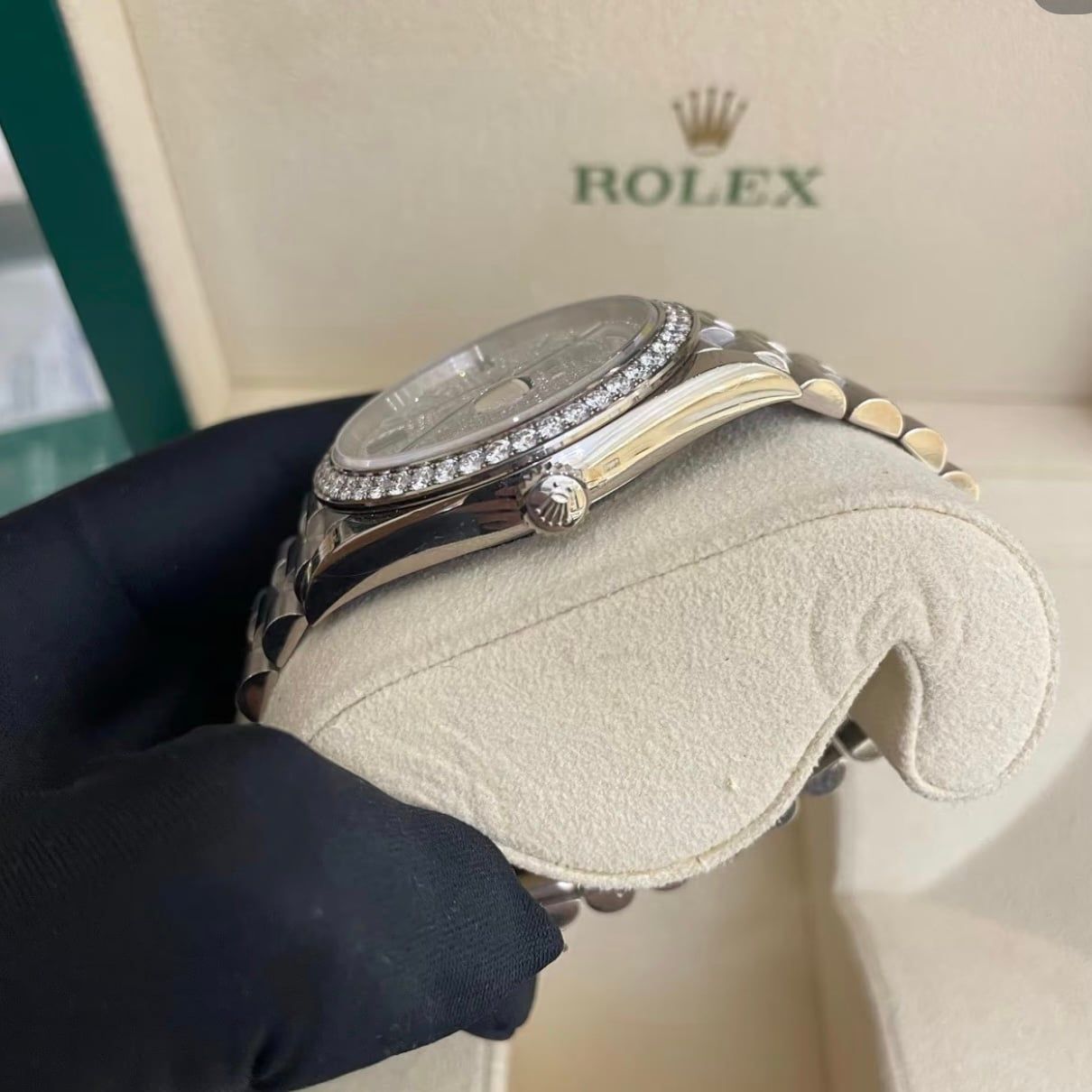 Rolex Day-Date 40mm nạm kim cương hoàn toàn