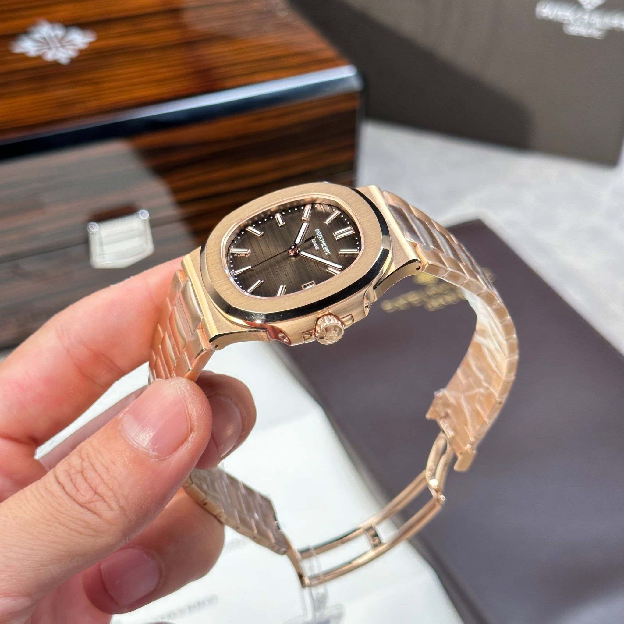 Patek Philippe Nautilus 5711 phiên bản tinh chỉnh nhà máy + bọc vàng