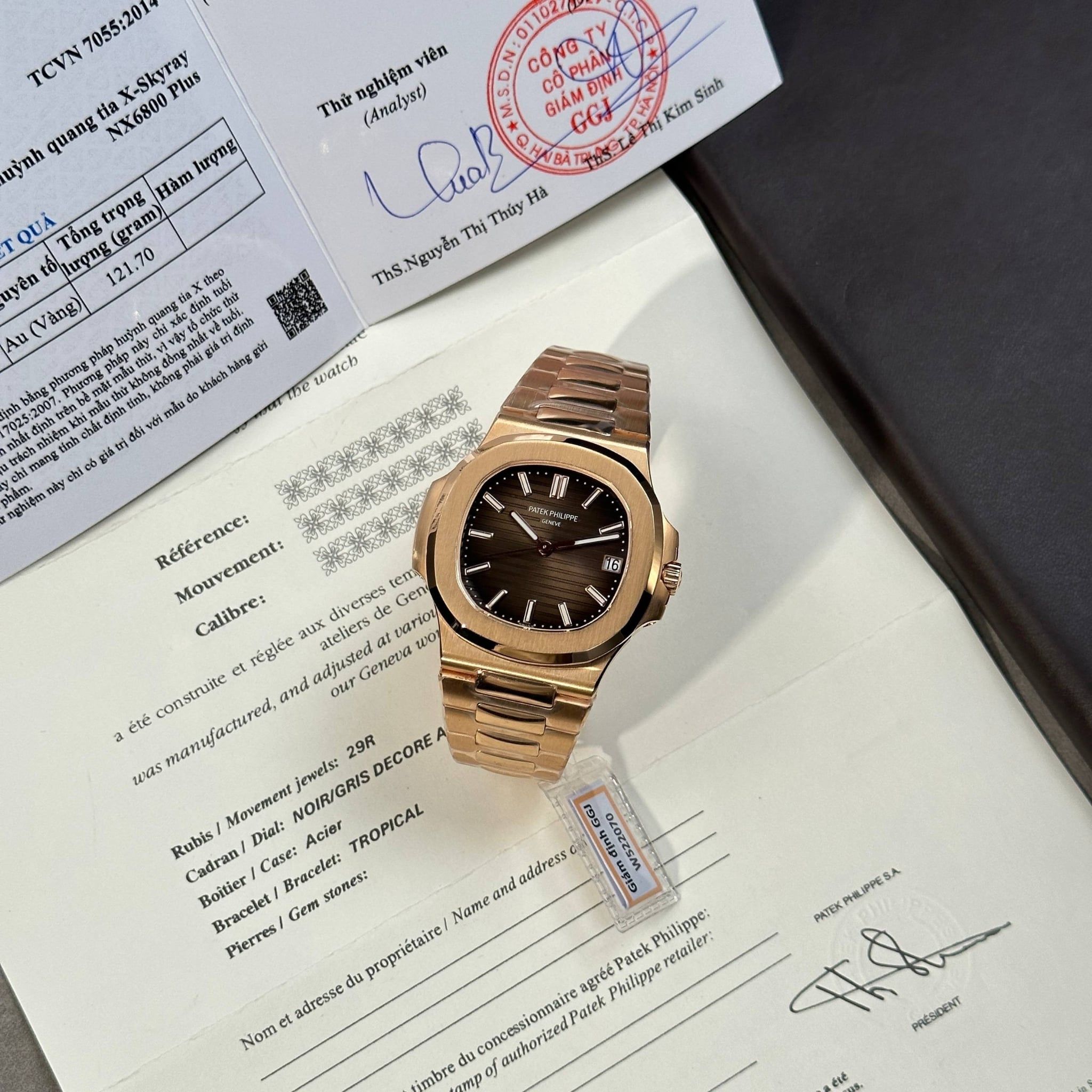 Patek Philippe Nautilus 5711 phiên bản tinh chỉnh nhà máy + bọc vàng