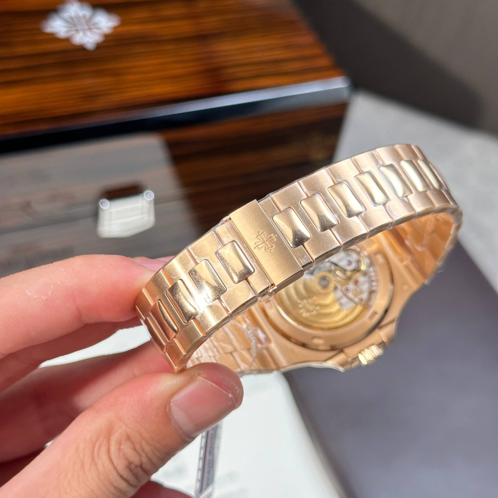 Patek Philippe Nautilus 5711 phiên bản tinh chỉnh nhà máy + bọc vàng