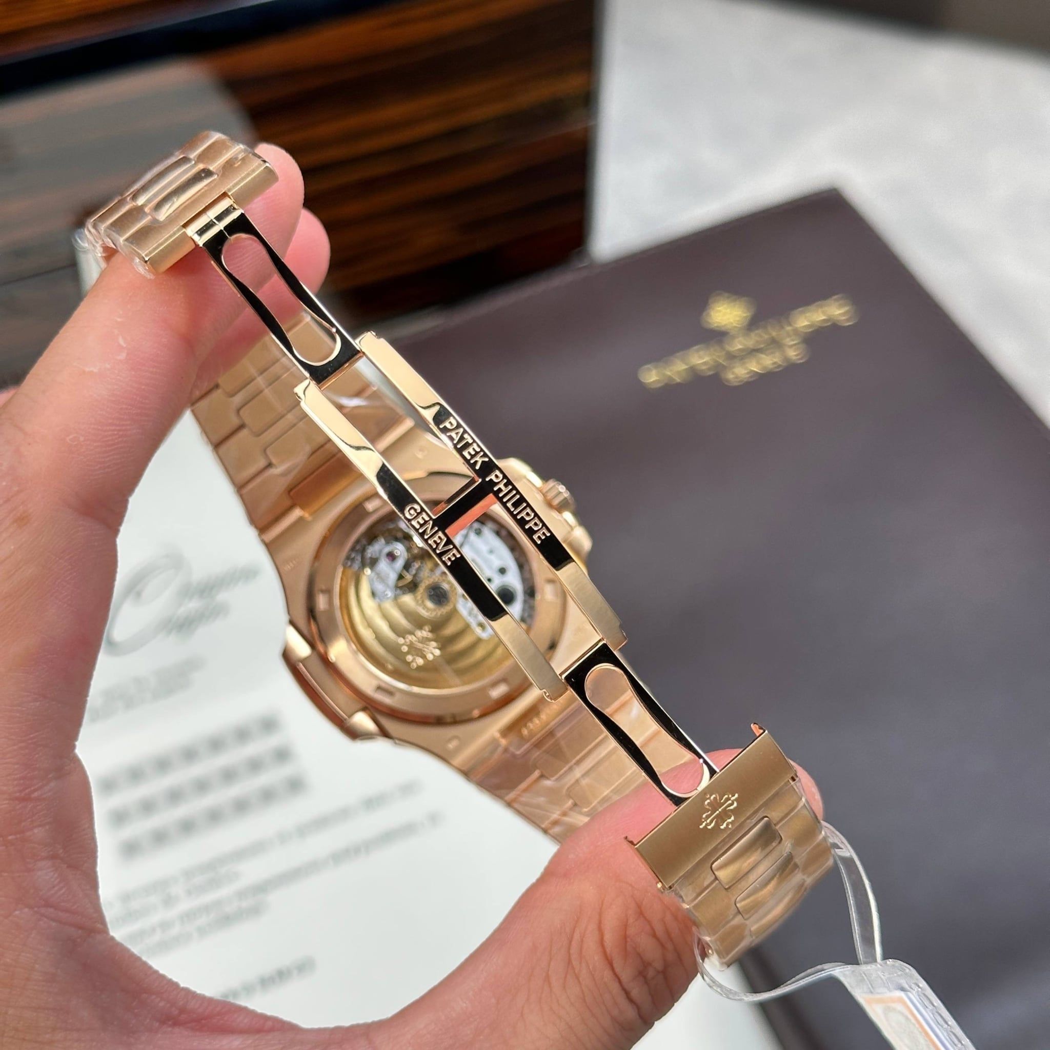 Patek Philippe Nautilus 5711 phiên bản tinh chỉnh nhà máy + bọc vàng