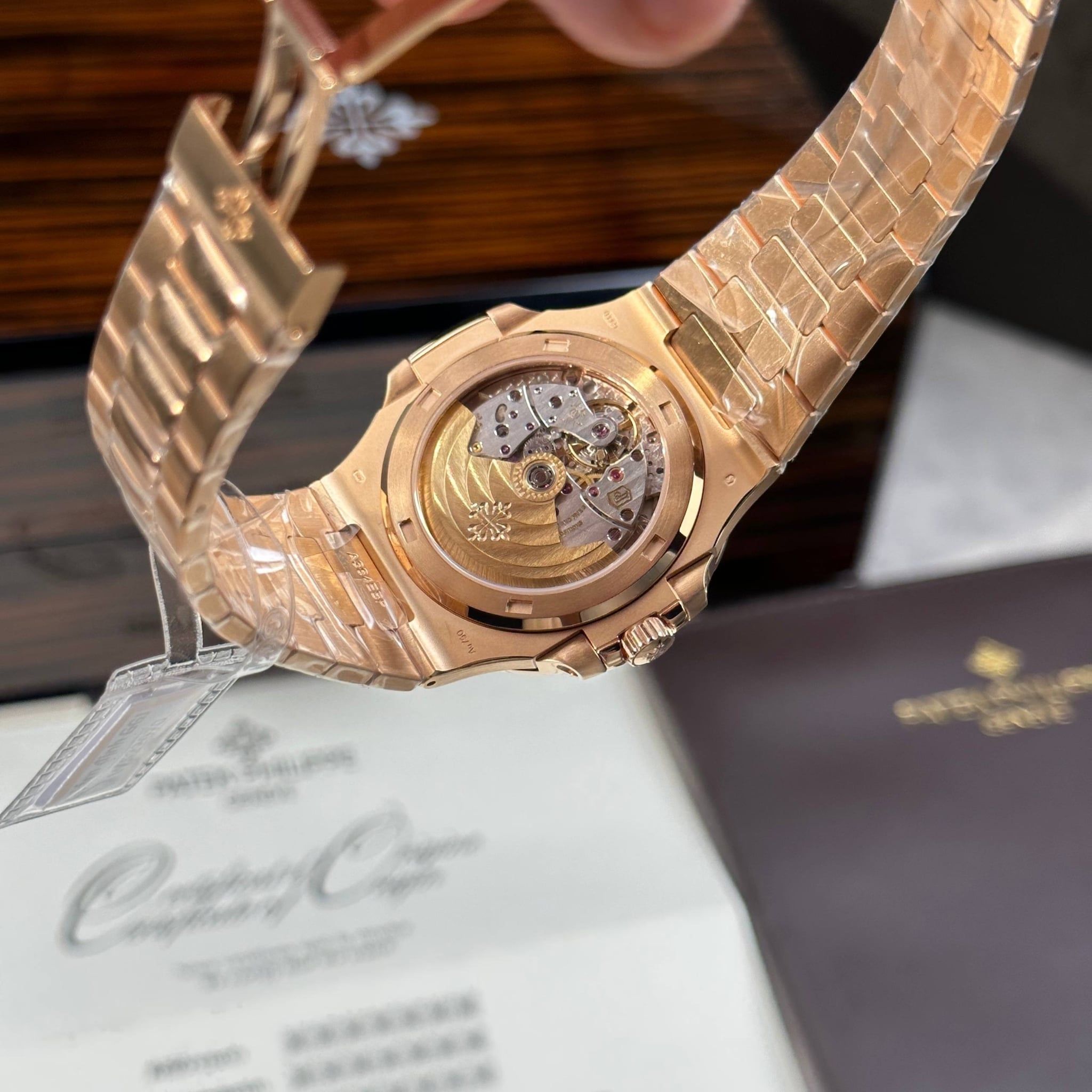 Patek Philippe Nautilus 5711 phiên bản tinh chỉnh nhà máy + bọc vàng
