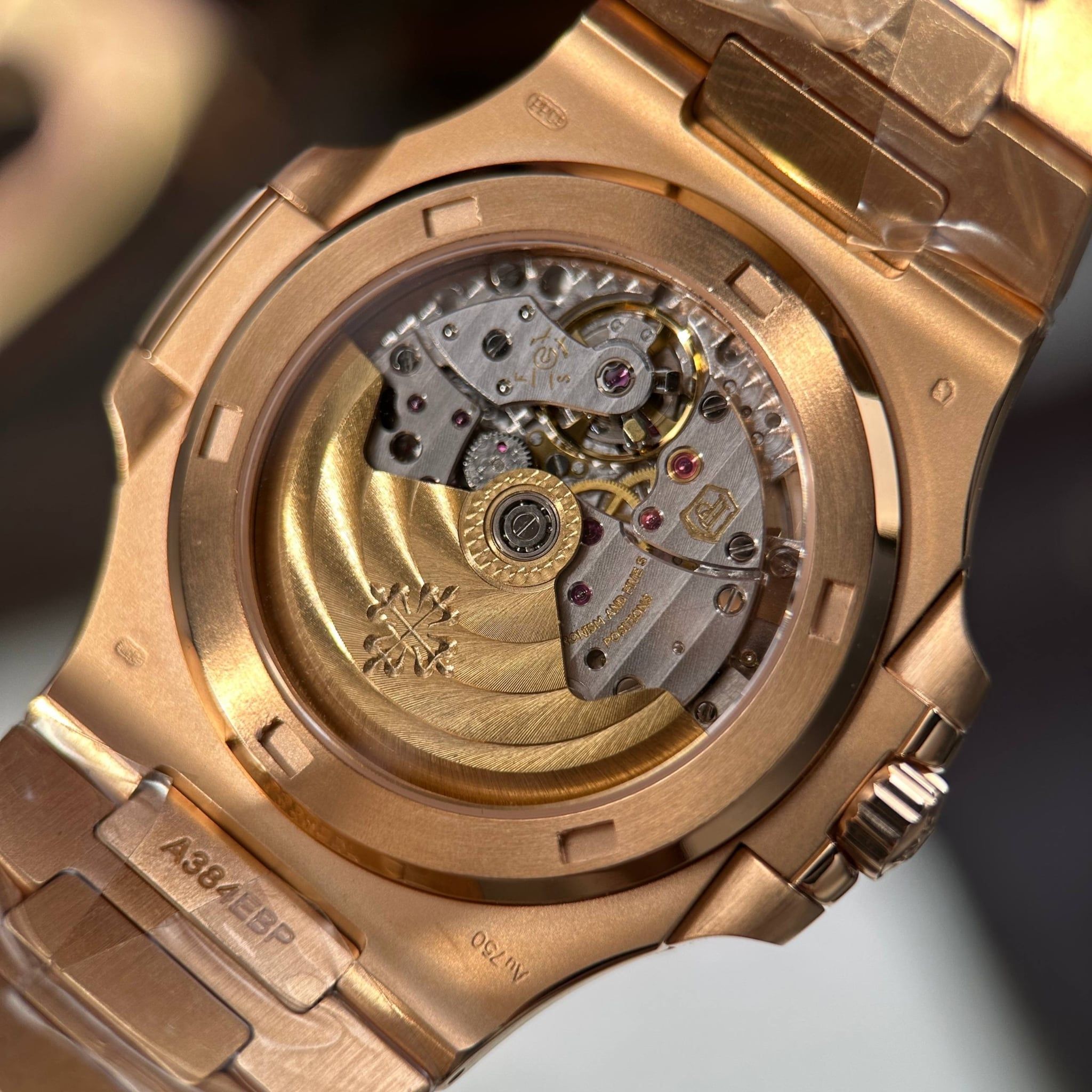 Patek Philippe Nautilus 5711 phiên bản tinh chỉnh nhà máy + bọc vàng