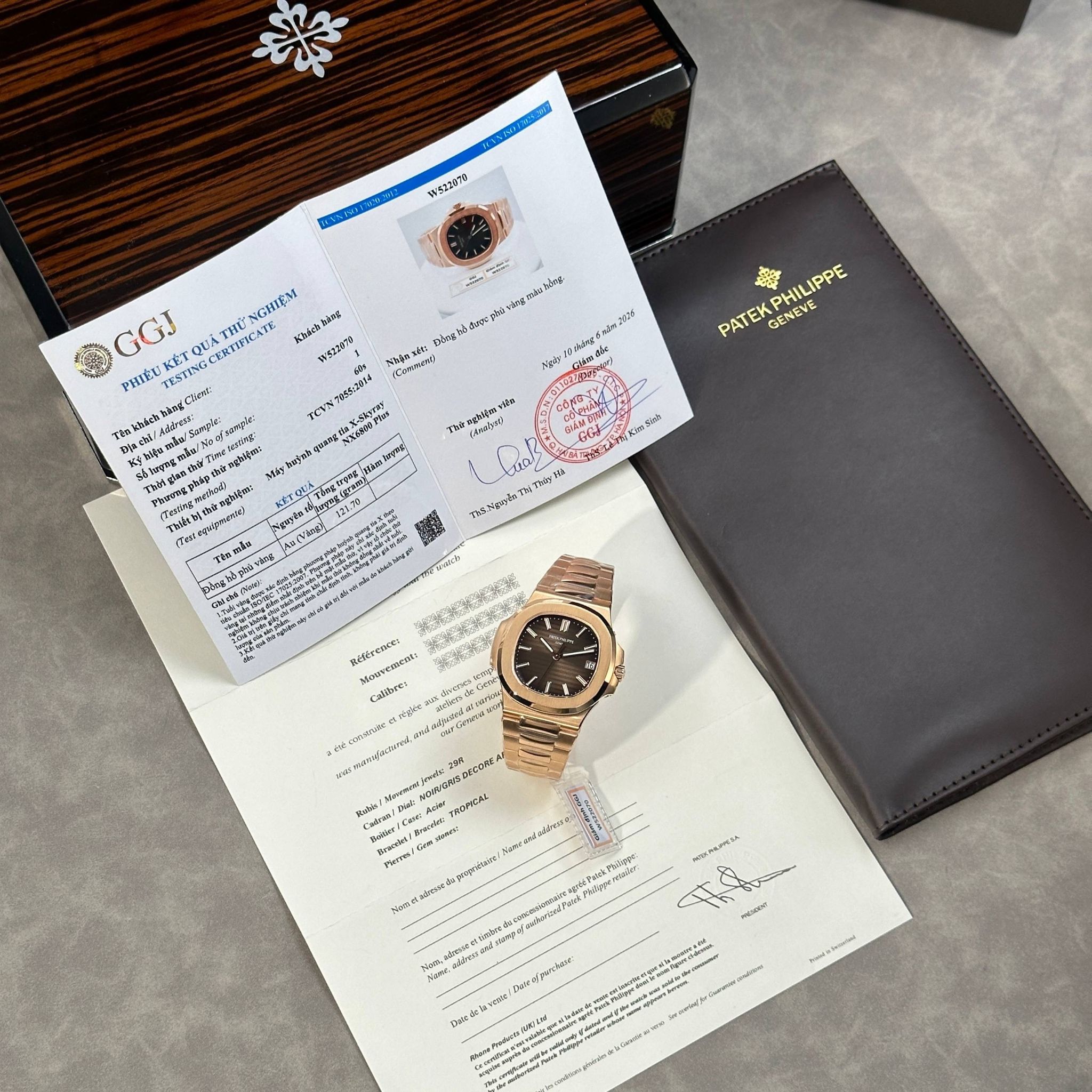Patek Philippe Nautilus 5711 phiên bản tinh chỉnh nhà máy + bọc vàng