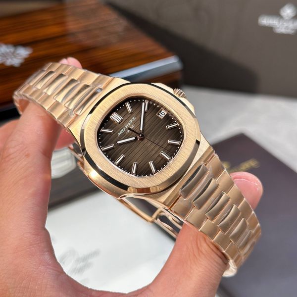 Patek Philippe Nautilus 5711 phiên bản tinh chỉnh nhà máy + bọc vàng