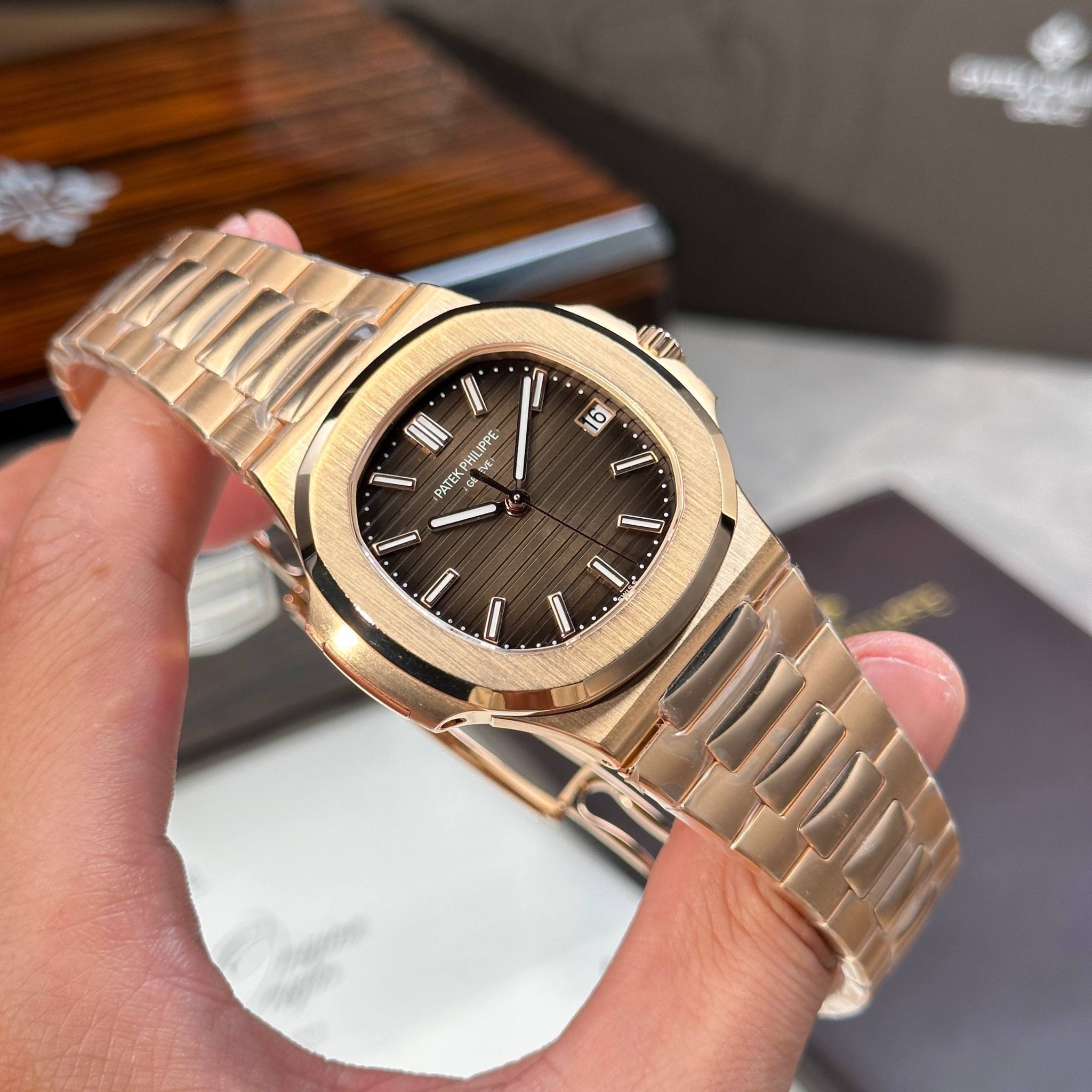 Patek Philippe Nautilus 5711 phiên bản tinh chỉnh nhà máy + bọc vàng