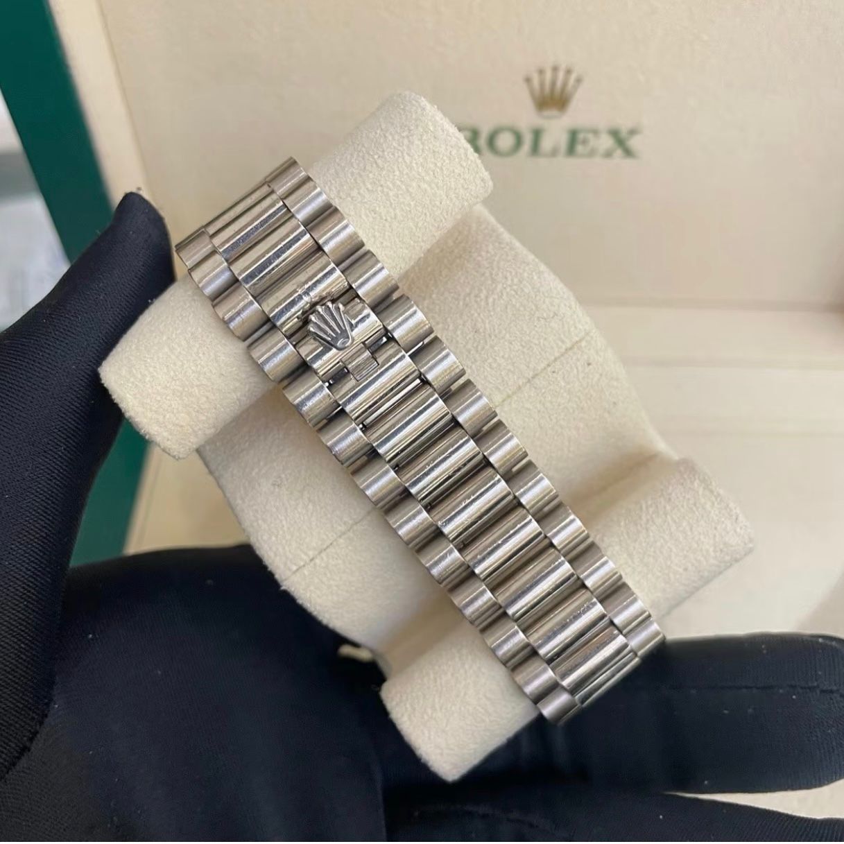 Rolex Day-Date 40mm nạm kim cương hoàn toàn