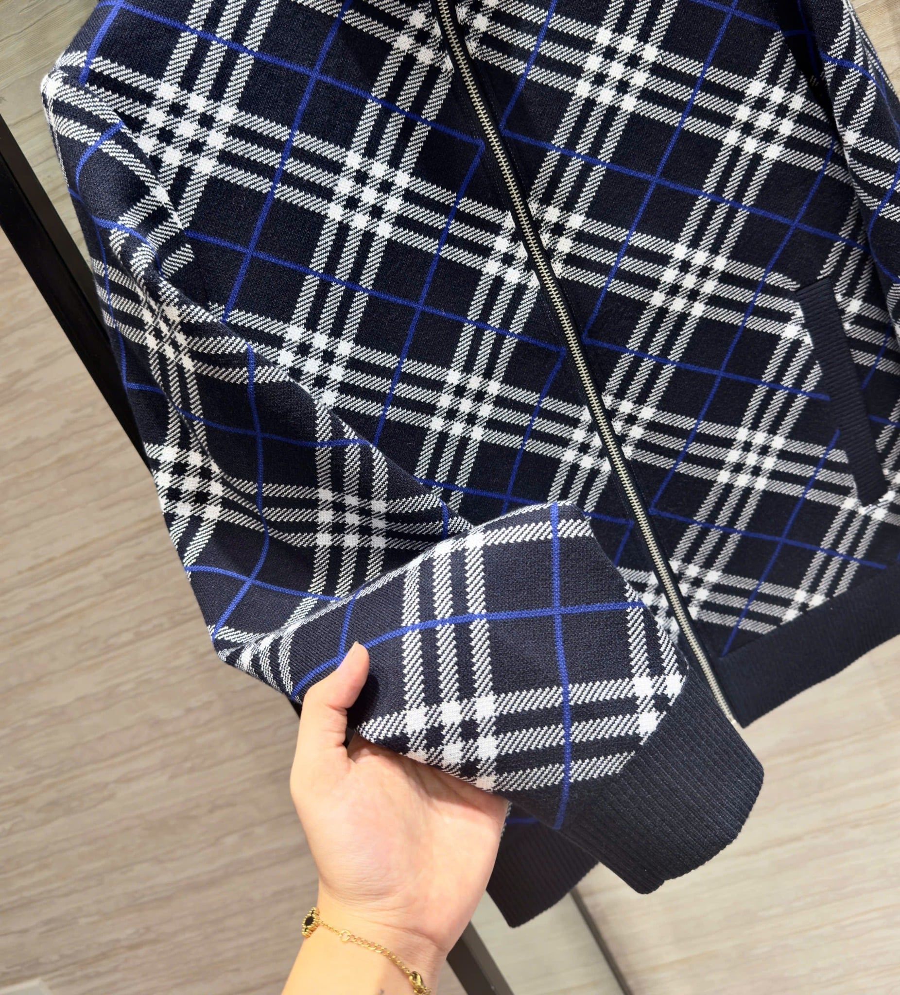Áo khoác len Cardigan họa tiết kẻ caro Burberry xanh