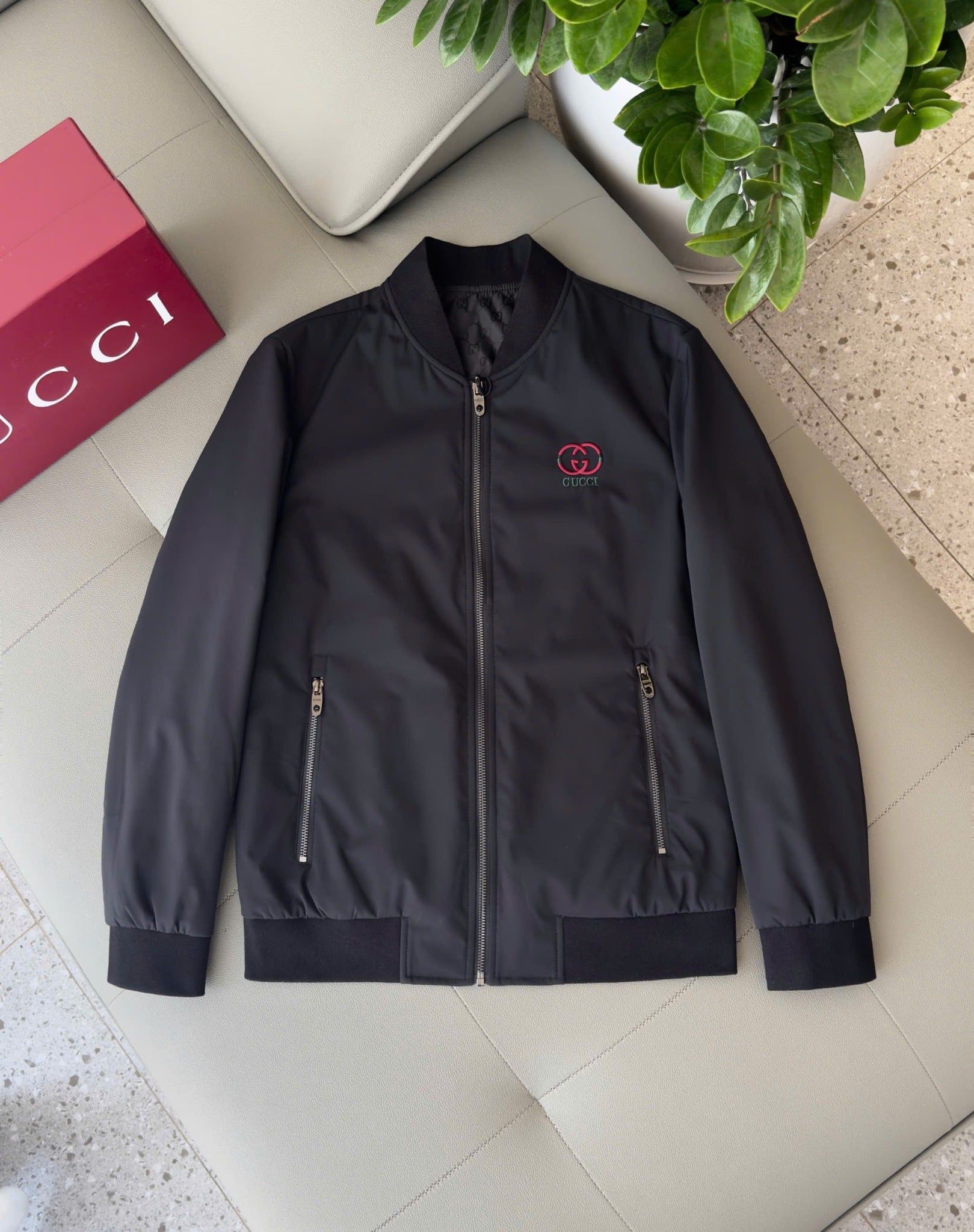 Áo khoác bomber Gucci mặc được 2 kiểu