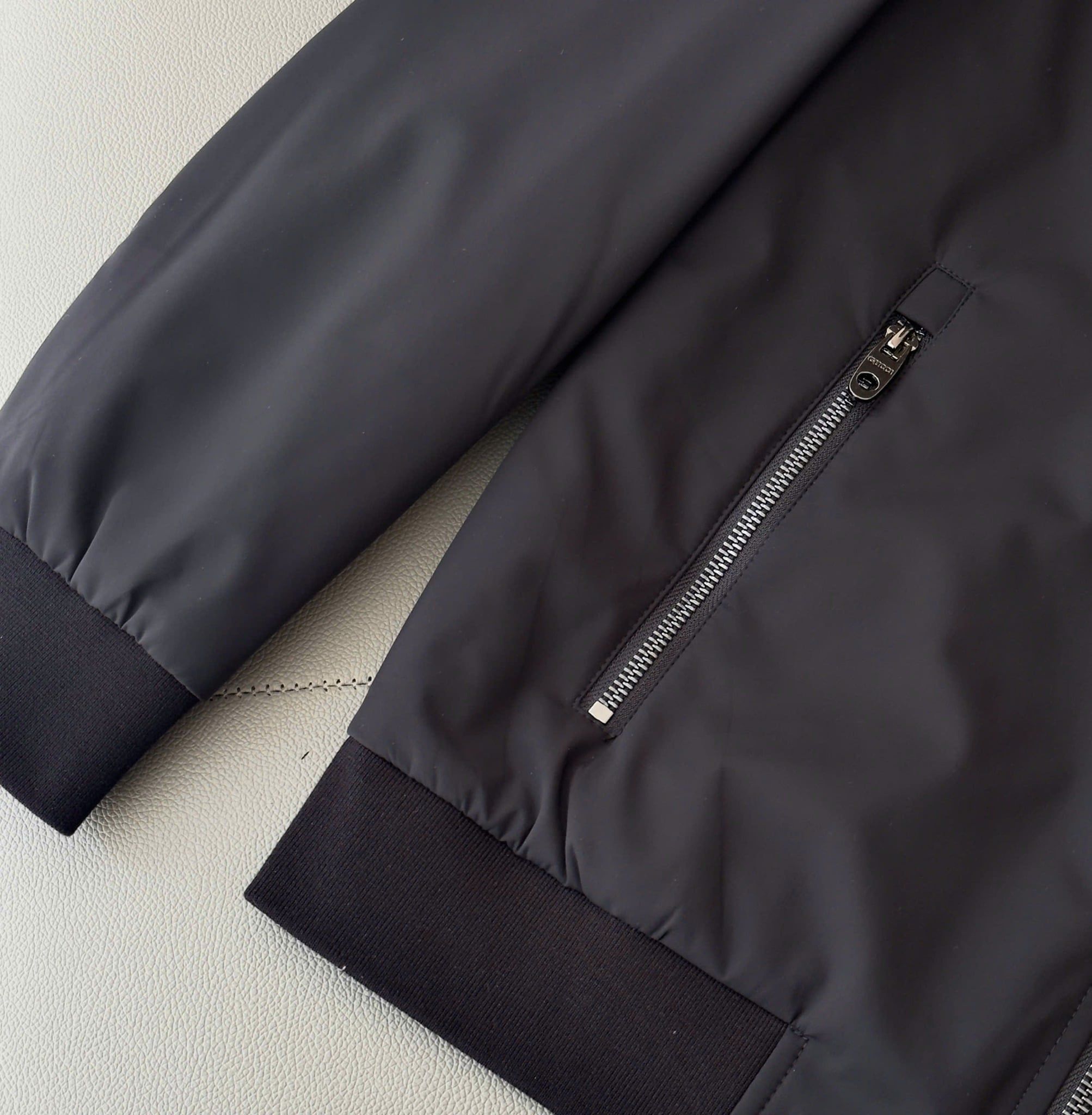 Áo khoác bomber Gucci mặc được 2 kiểu