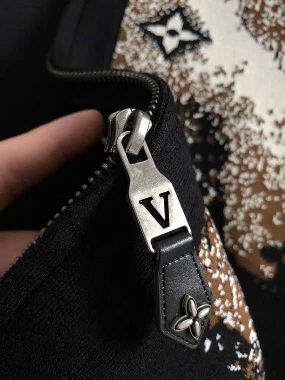 Áo khoác Monogram nghệ thuật của Louis Vuitton