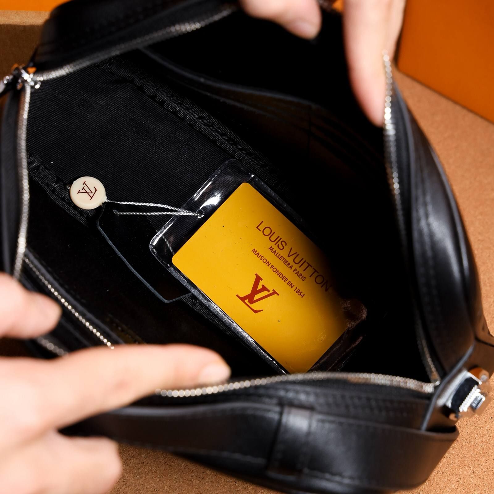 VKS77 Ví Khóa Số, Ví Nam Cầm tay, Clutch Cầm Tay Nam Da Bò Louis Vuitton