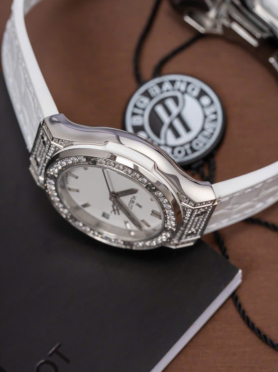 Hublot Classic Fusion White Titanium Diamonds 33 mm - Đồng hồ Nữ