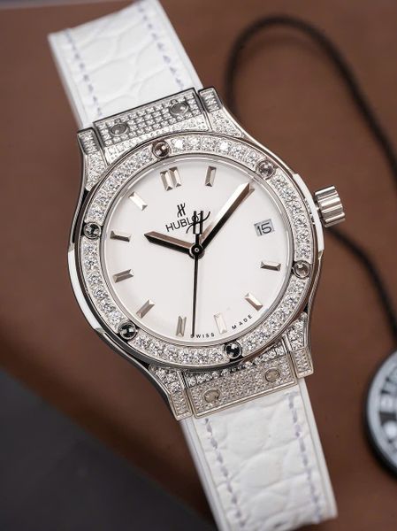 Hublot Classic Fusion White Titanium Diamonds 33 mm - Đồng hồ Nữ