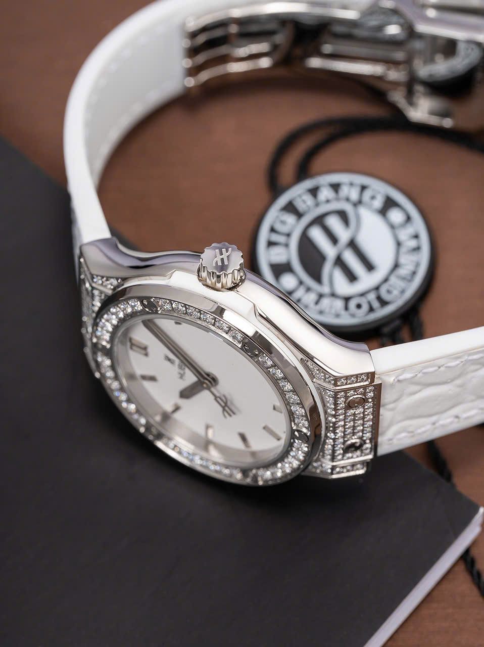 Hublot Classic Fusion White Titanium Diamonds 33 mm - Đồng hồ Nữ