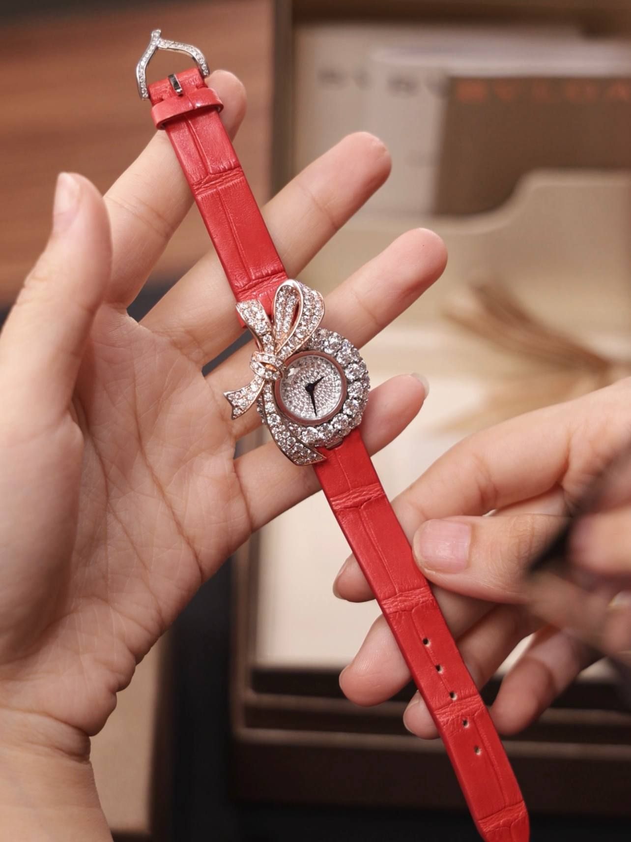 Graff Tilda's Bow với dây đeo màu đỏ và họa tiết nơ đính kim cương