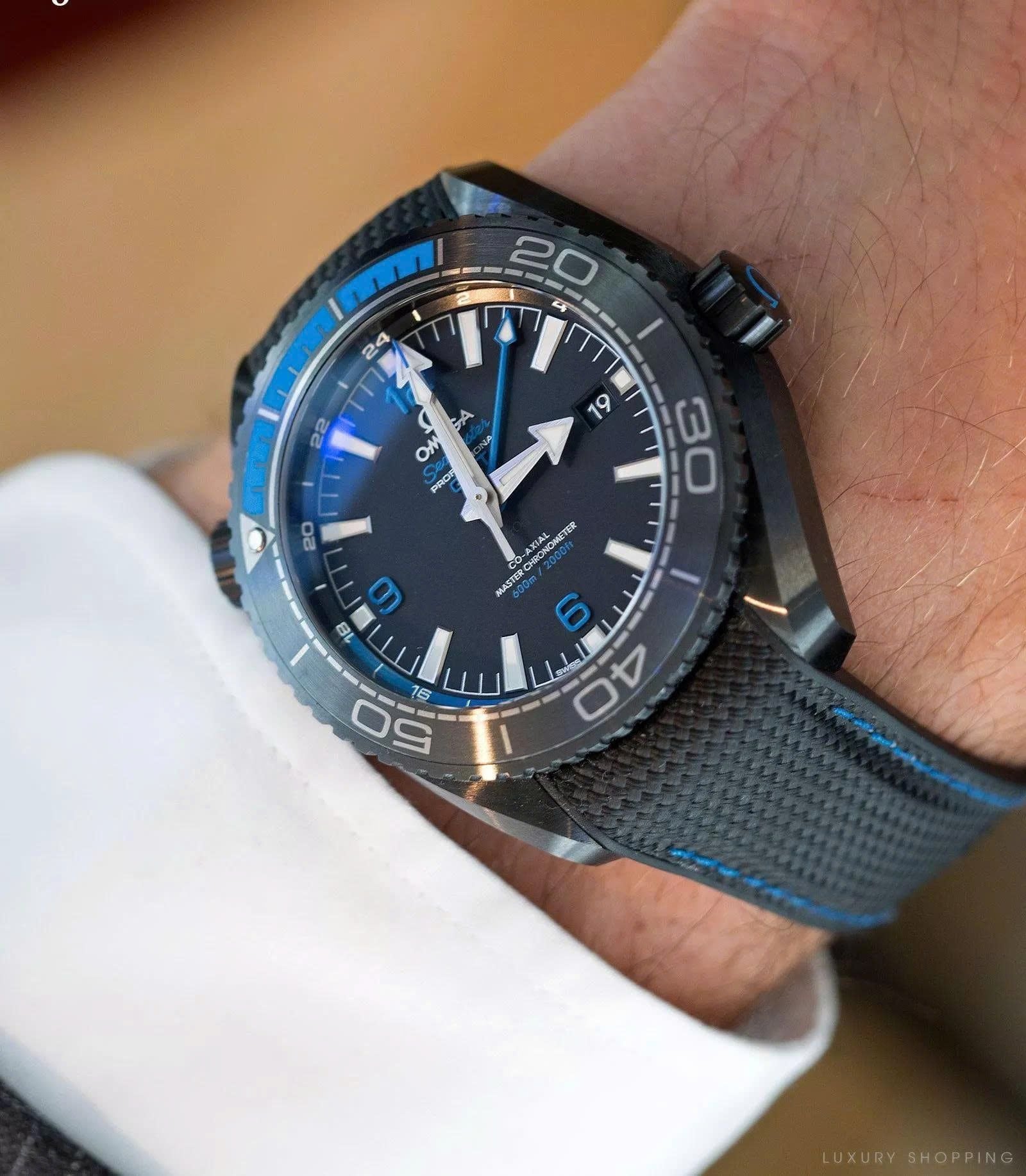 Đồng hồ OMEGA Seamaster Planet Ocean 215.92.46.21.01.001