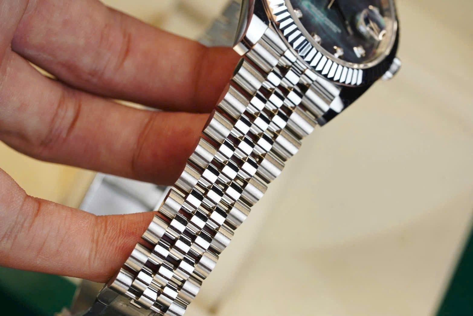 Đồng Hồ Rolex Oyster Perpetual Datejust mặt số xà cừ Đen