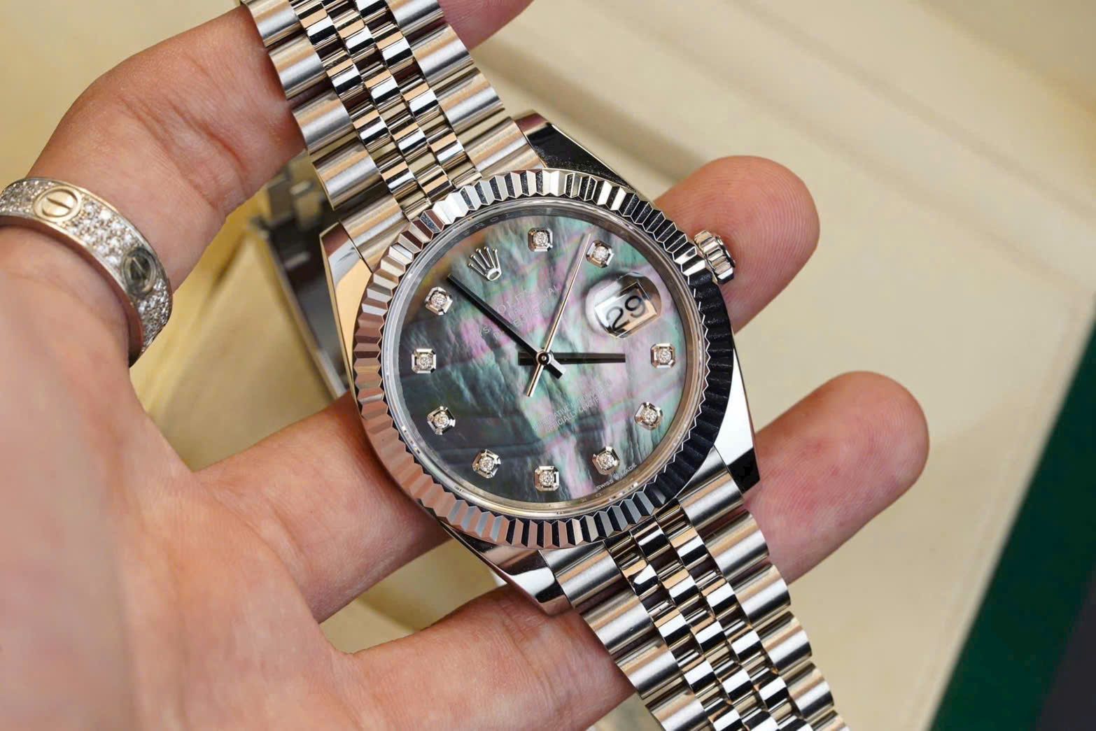 Đồng Hồ Rolex Oyster Perpetual Datejust mặt số xà cừ Đen