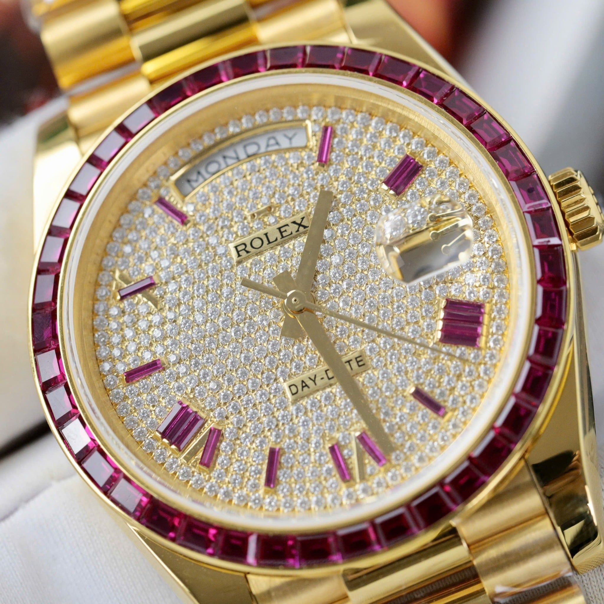 Rolex Day-Date 40mm Vàng 18K Bezel Sapphire Đỏ