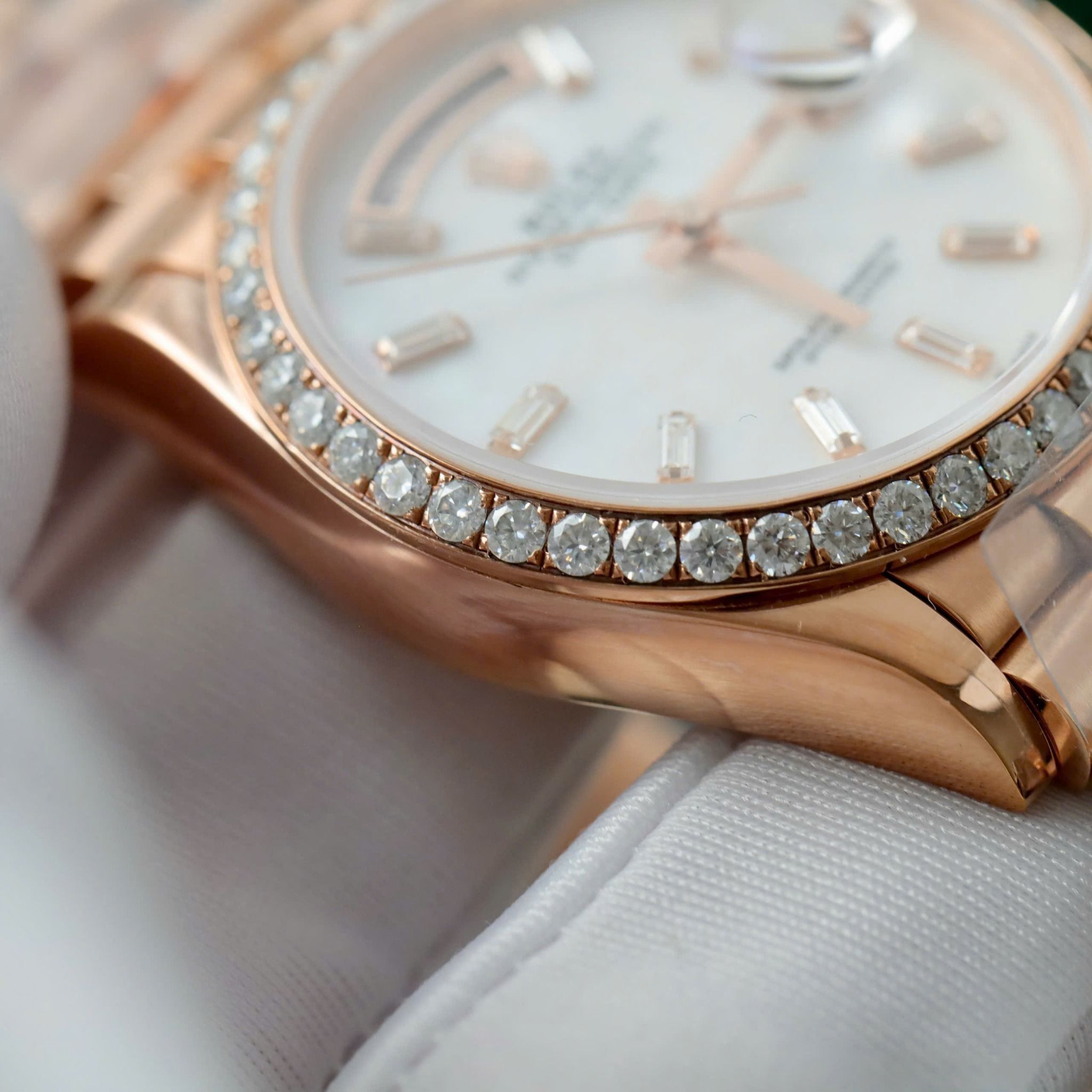 Rolex Oyster Perpetual Day-Date Vàng hồng Everose Mặt Số Xà Cừ Trắng