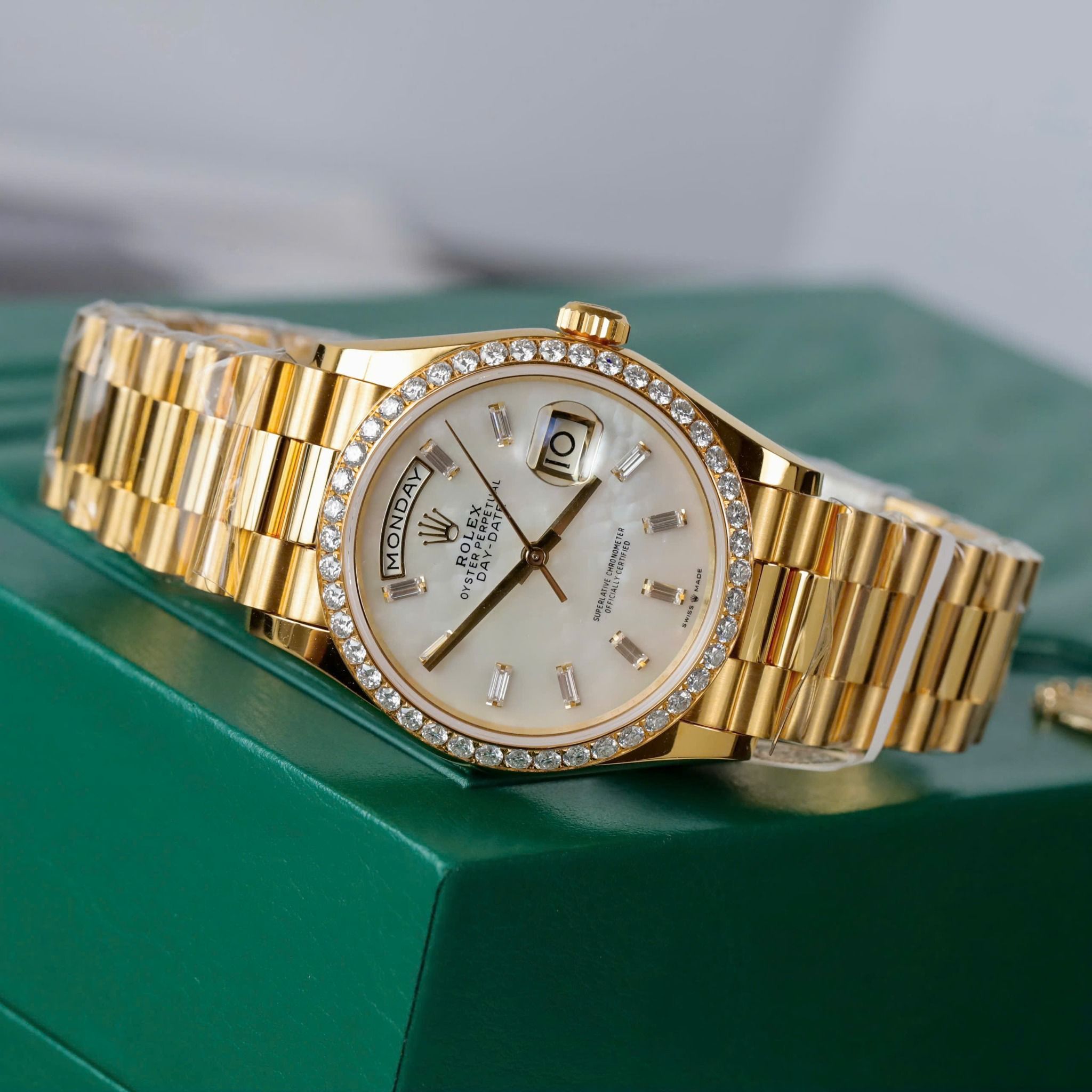 Rolex Oyster Perpetual Day-Date Vàng 18K Mặt Số Xà Cừ Trắng