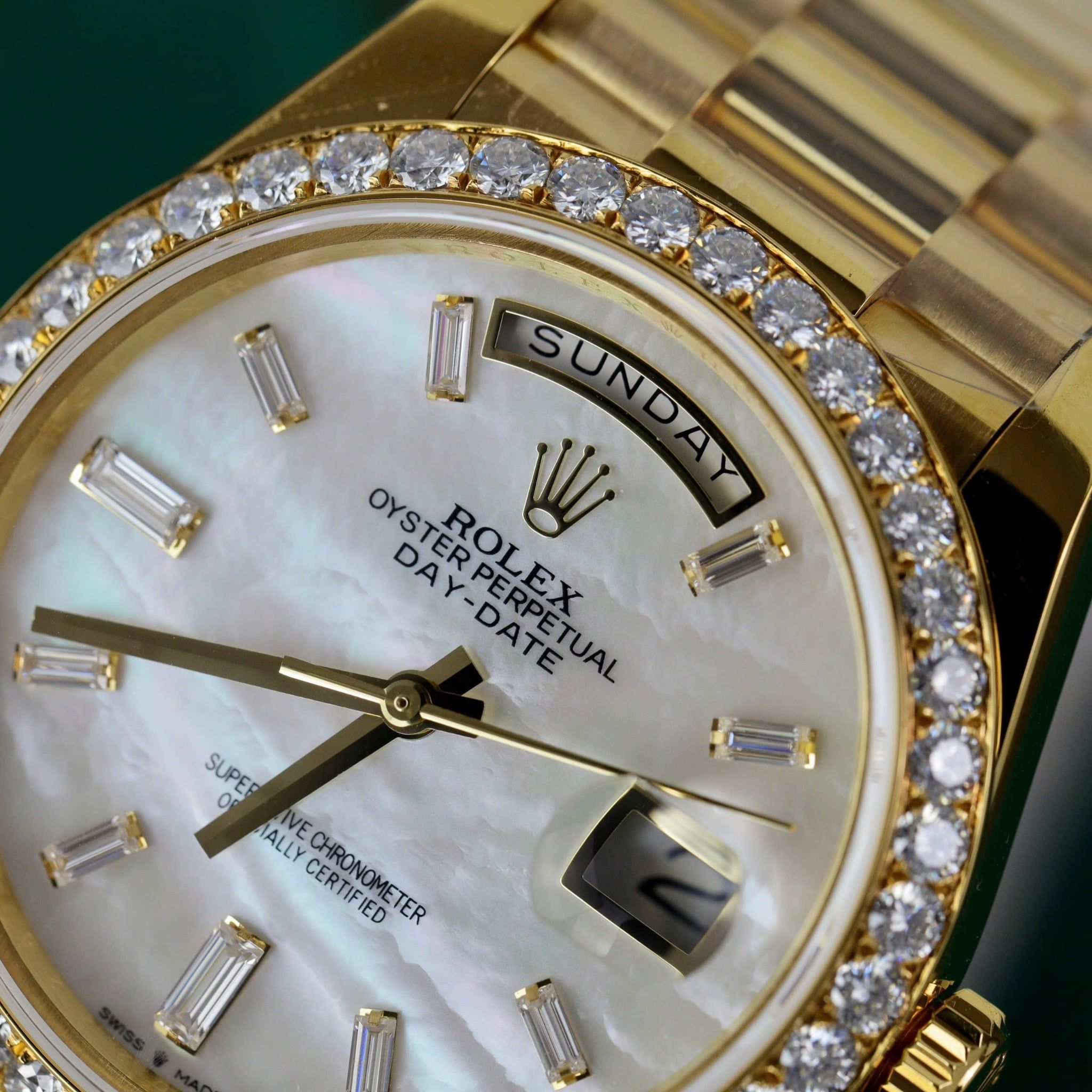 Rolex Day-Date 40mm bản chế tác riêng Mặt số Xà cừ Bezel Kim Cương