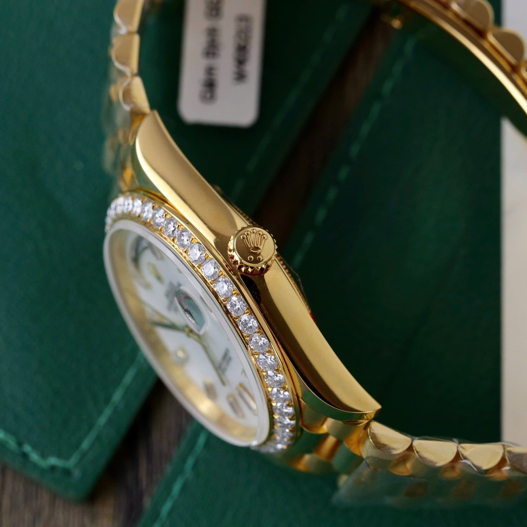Rolex Day-Date 40mm bản chế tác riêng Mặt số Xà cừ Bezel Kim Cương