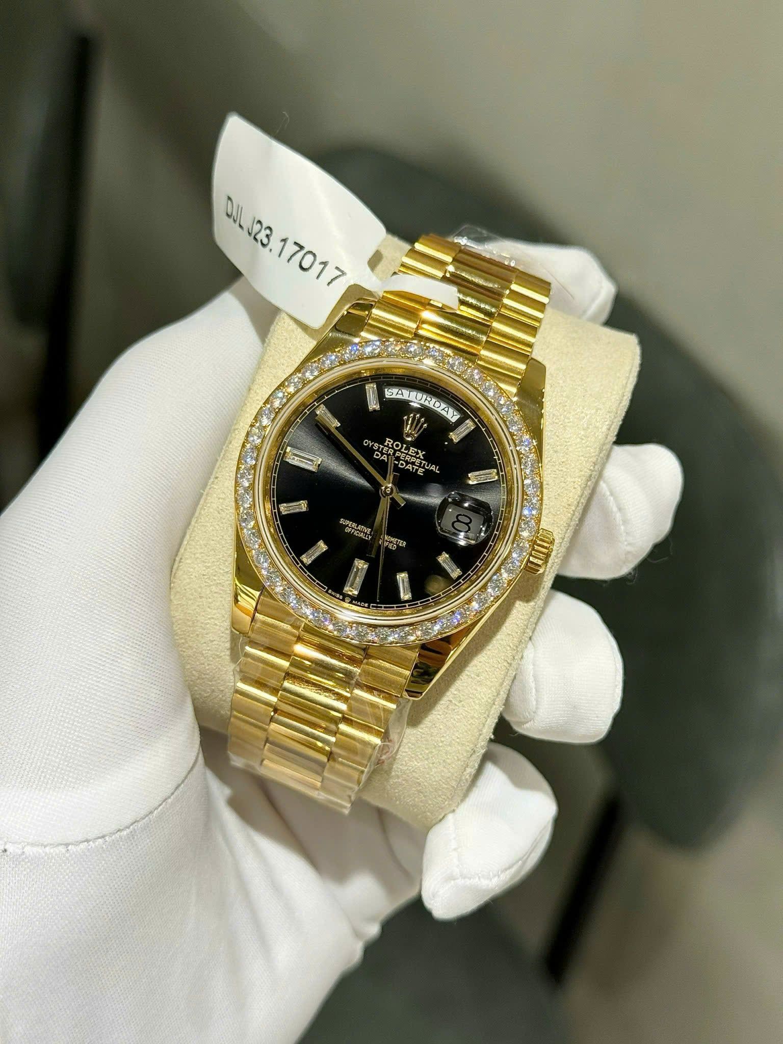 Rolex Day-Date 40mm Vàng 18K Bezel Kim Cương và Mặt Số Đen