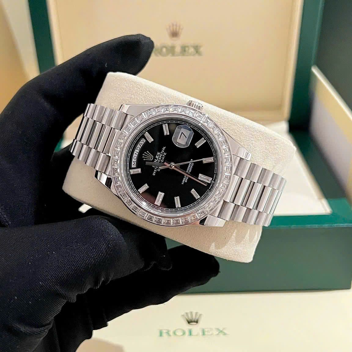 Rolex Day-Date 40mm Bezel Kim Cương và Mặt Số Đen