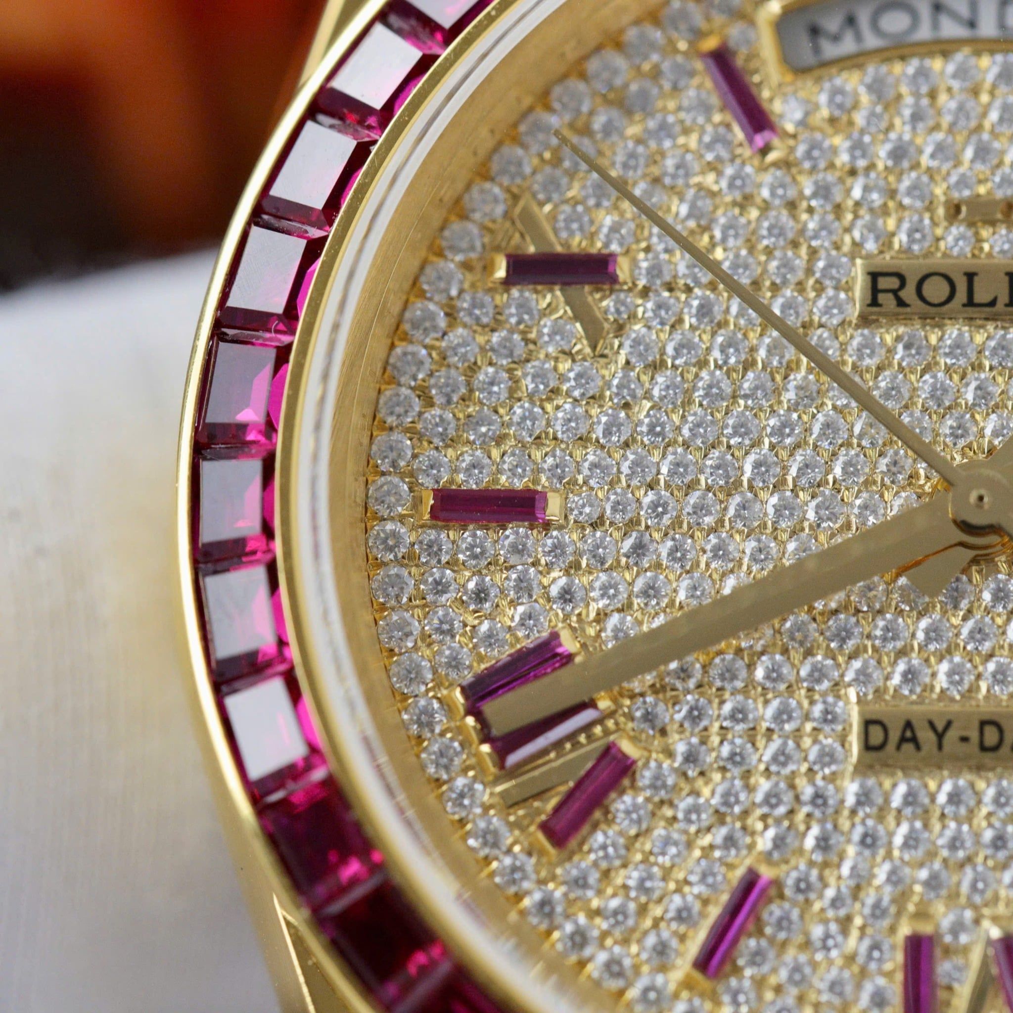 Rolex Day-Date 40mm Vàng 18K Bezel Sapphire Đỏ